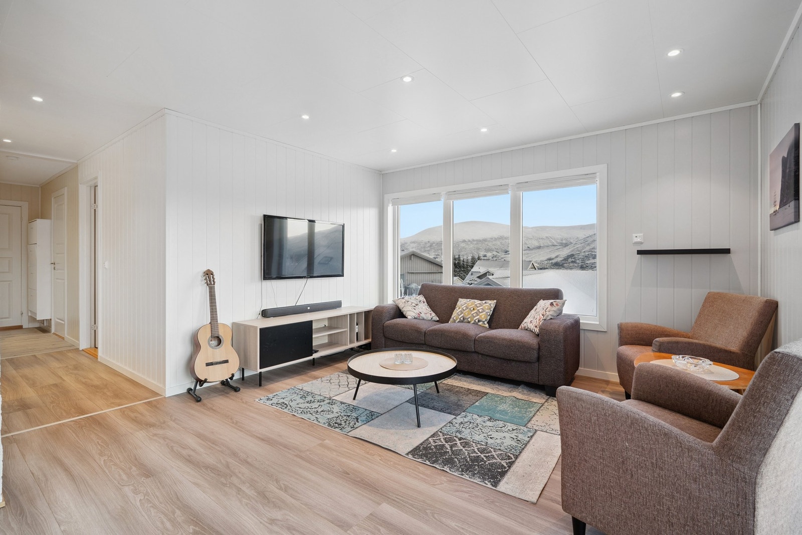 Stuen har store vinduer mot øst med vakker utsikt Galleribilde