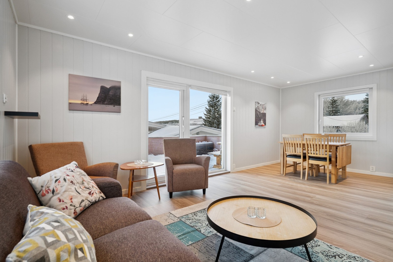 Stuen har utgang til den romslige terrassen mot sør Galleribilde