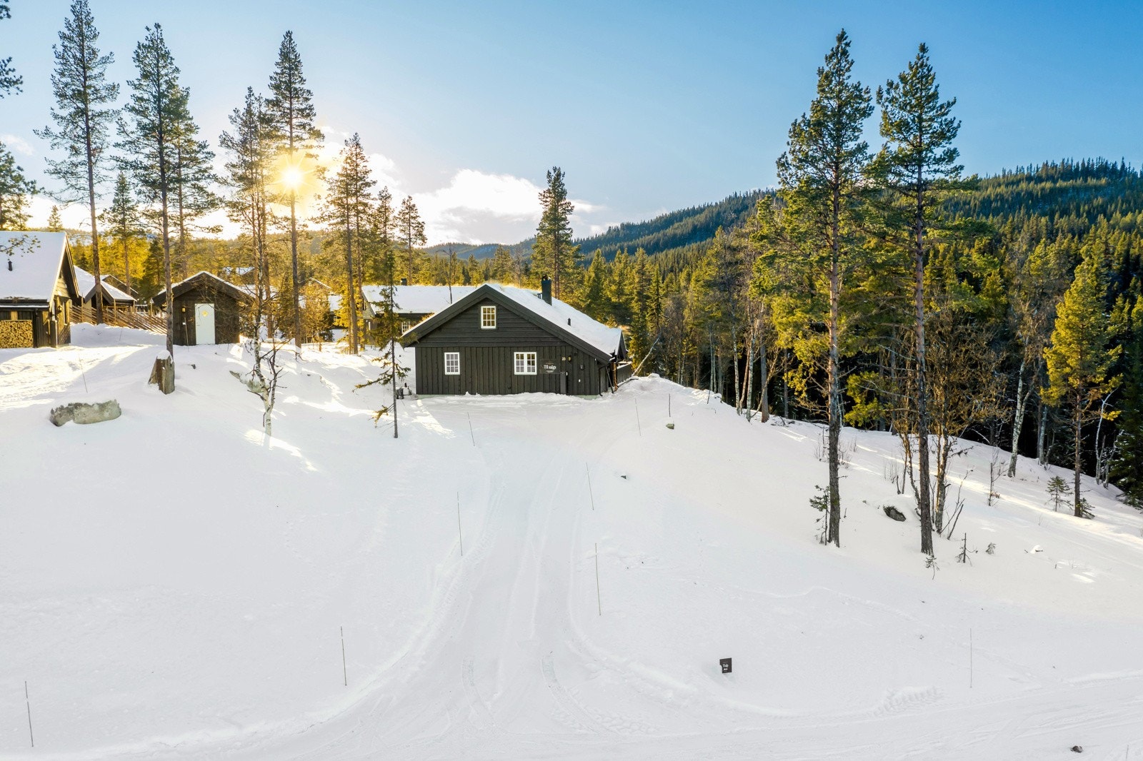 Sjermet beliggenhet på en liten høyde. Galleribilde