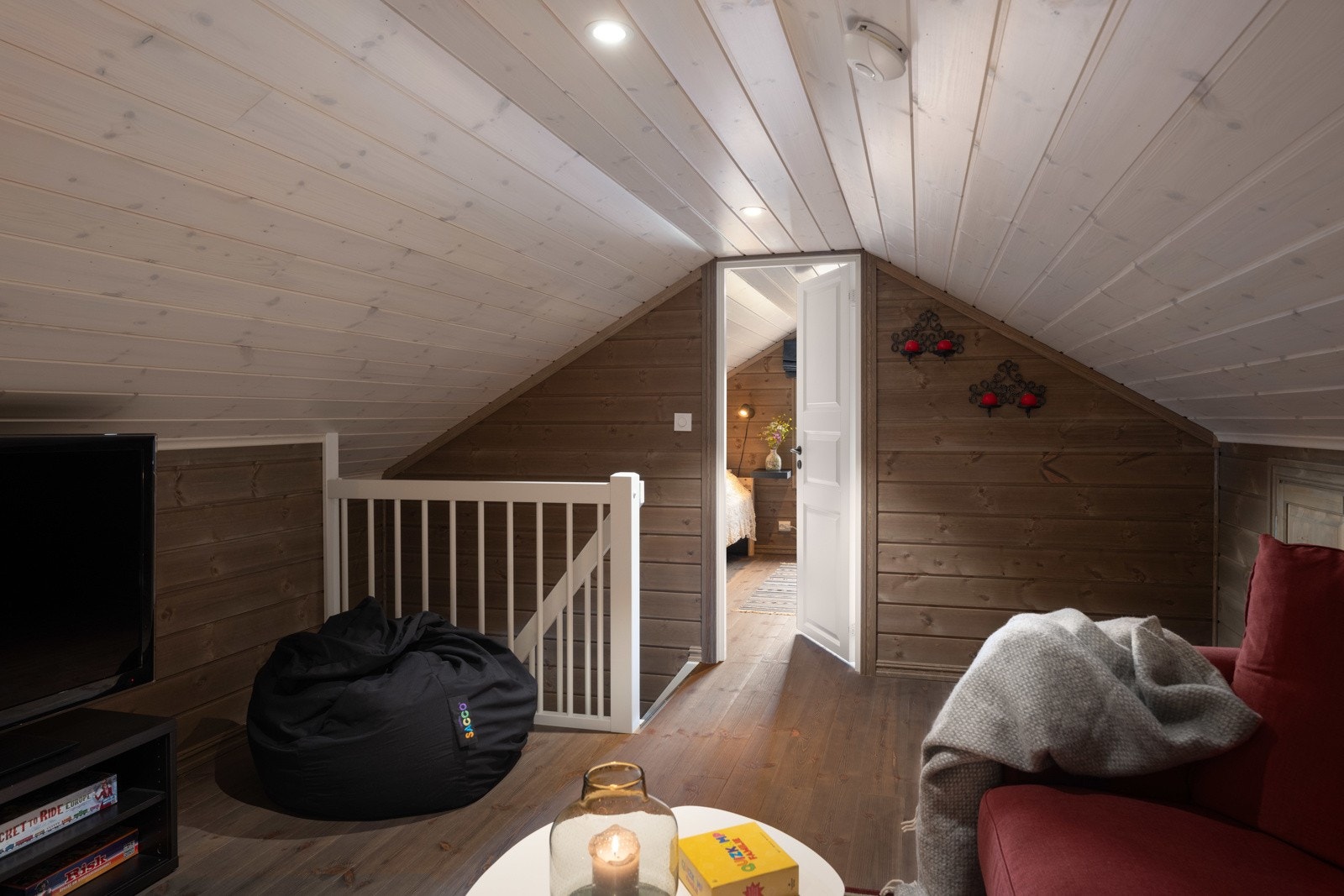 Det er et romslig rom, med et gulvareal på ca. 16 m2. I hemsstuen er det tilgang til et ca. 6 kvm stort kott i kneveggen med ekstra oppbevaringsplass. Galleribilde