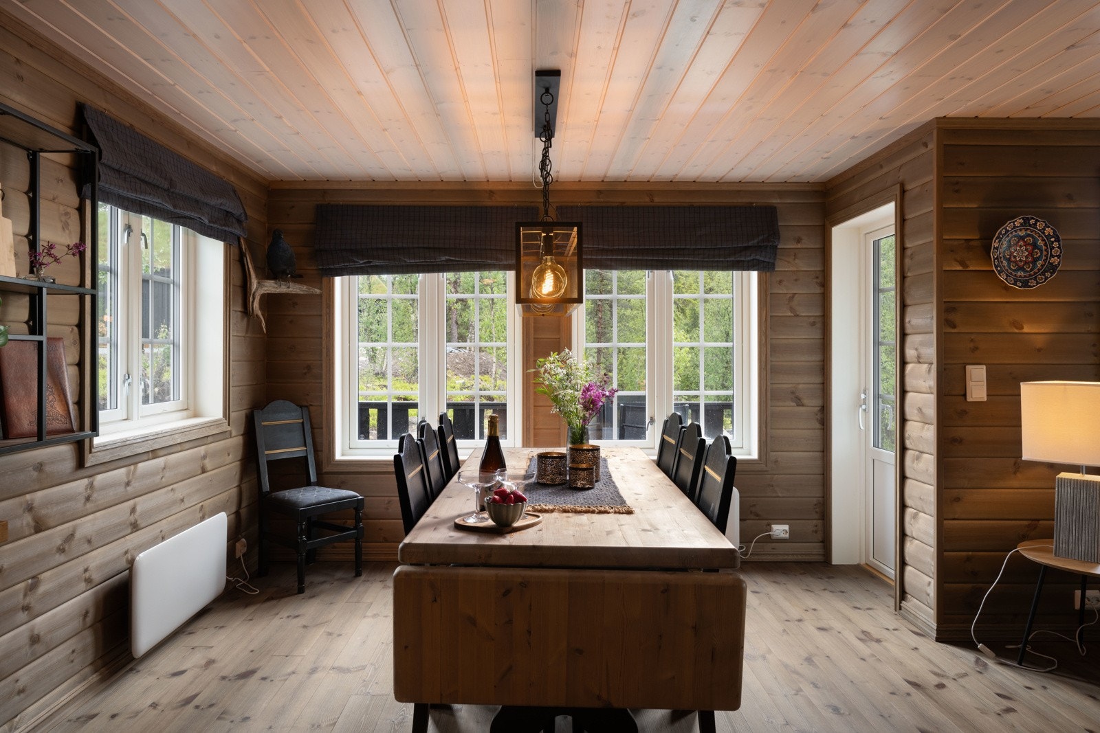 Spisestuen har god plass til mange gjester, og er lys og innbydende. Galleribilde