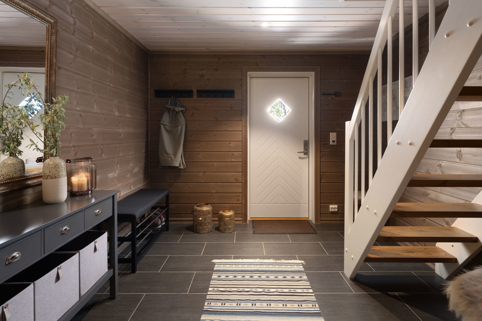 Lys, åpen og romslig entré med varmekabler i gulv. Trapp med direkte tilgang til hemsstuen. Galleribilde