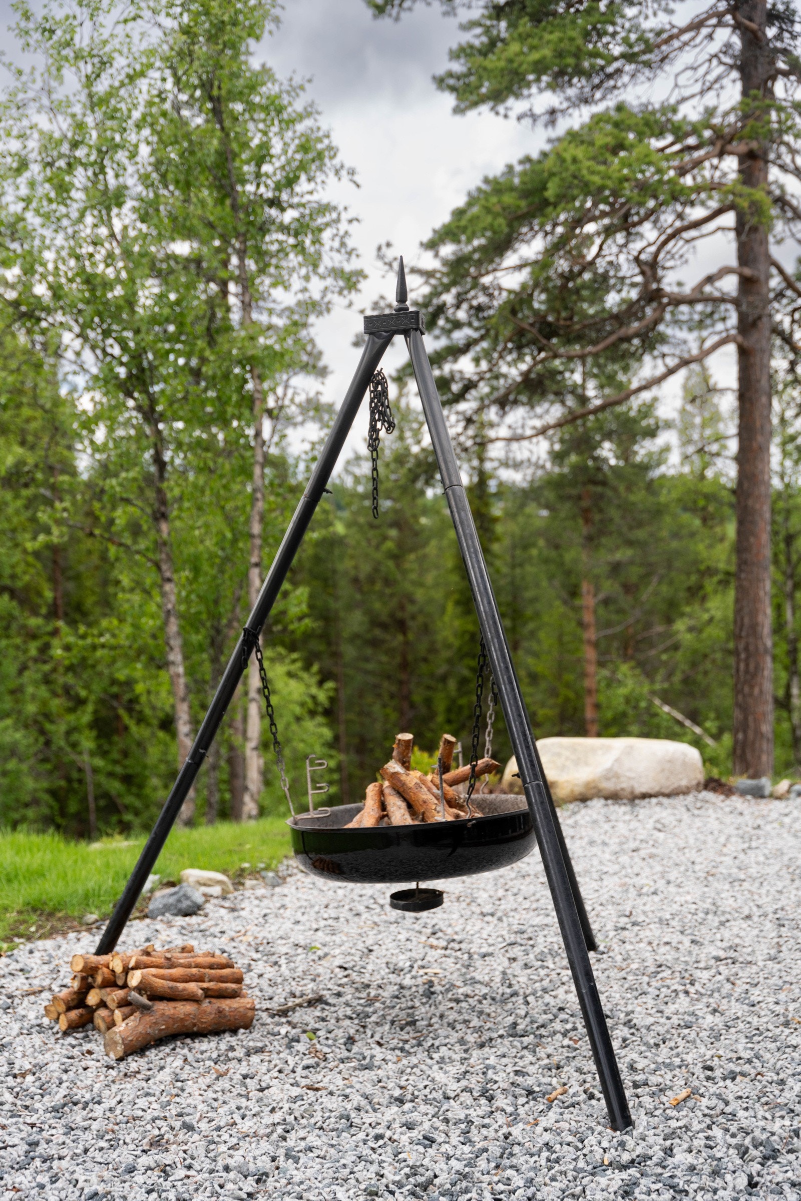 Pent opparbeidet uteområde med plass til bålpanne. Galleribilde