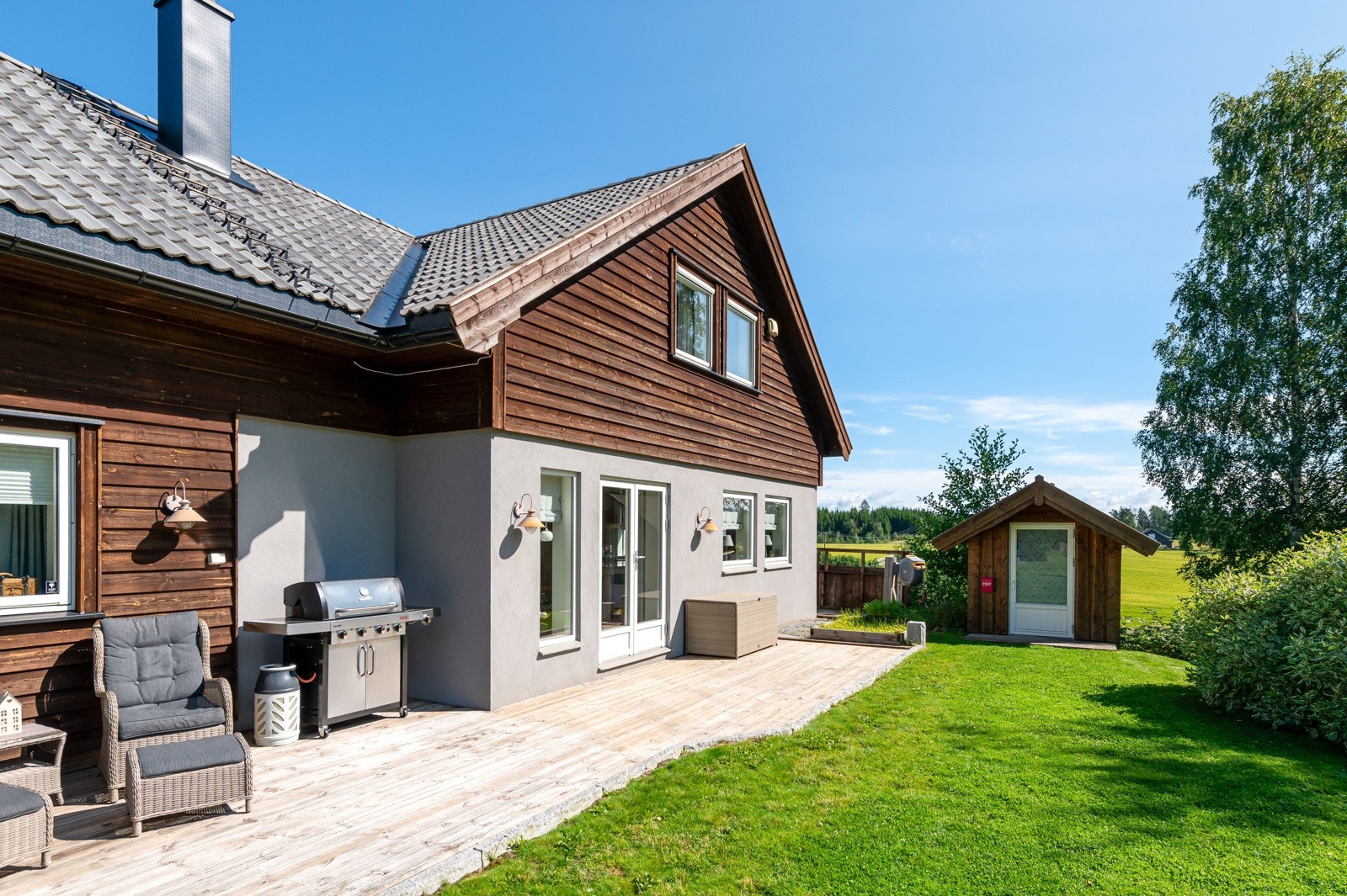 Stor og flott familiebolig over 2 etasjer med kjeller. Innholdsrik eiendom med dobbelgarasje og flere hyggelige uteplasser. Galleribilde