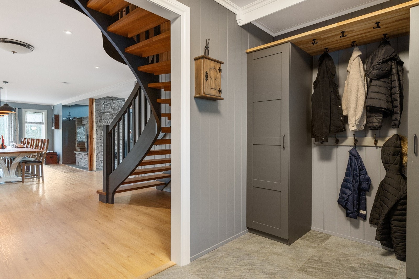 Velkommen inn til boligens hovedinngang. Lys og delikat entré i lyse fine farger, fliser på gulv med varmekabler. Galleribilde