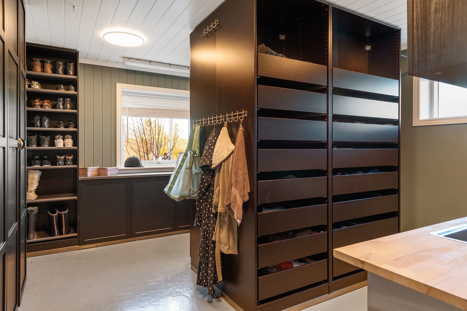 Stort vaskerom med gode oppbevaringsmuligheter. Galleribilde