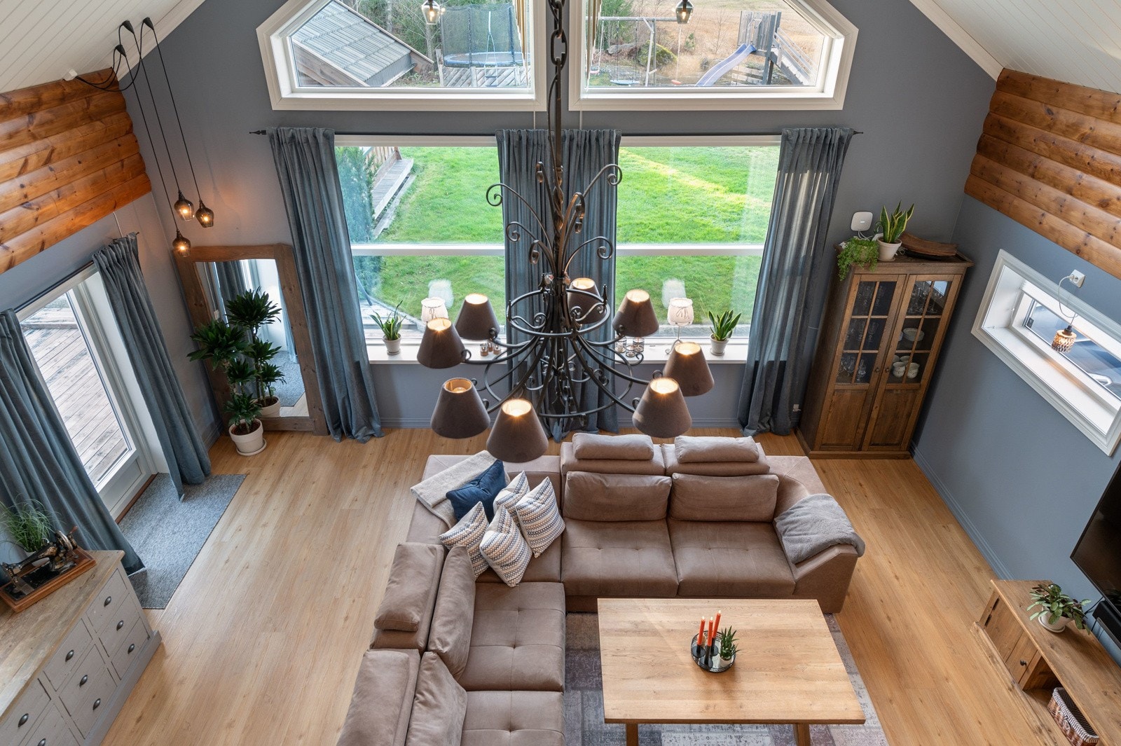 Oversiktsbilde mot stuen fra 2. etasje. Galleribilde