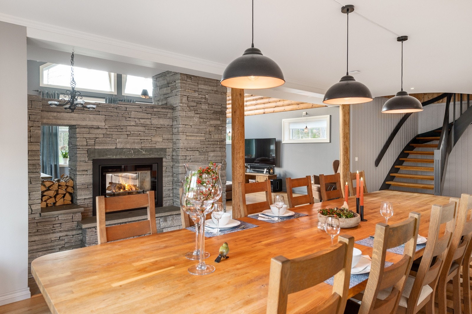 Her er det rikelig med plass til et stort spisebord. Spisestuen ligger i en fin og sosial åpen løsning til kjøkkenet. Galleribilde