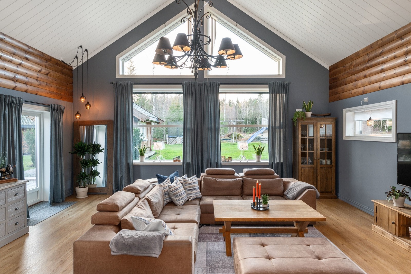 Stuen har store vindusflater som slipper inn rikelig med naturlig lys, og en imponerende takhøyde på over 536cm. Galleribilde