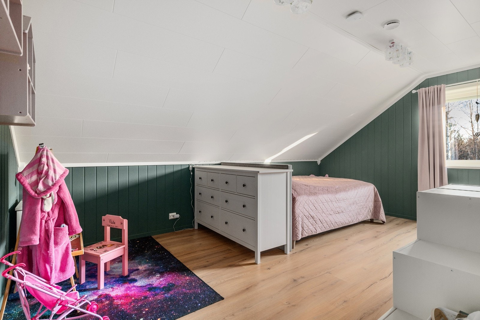 Soverommene er av god størrelse og har godt med plass til dobbeltseng, garderobeskap og nattbord. Galleribilde