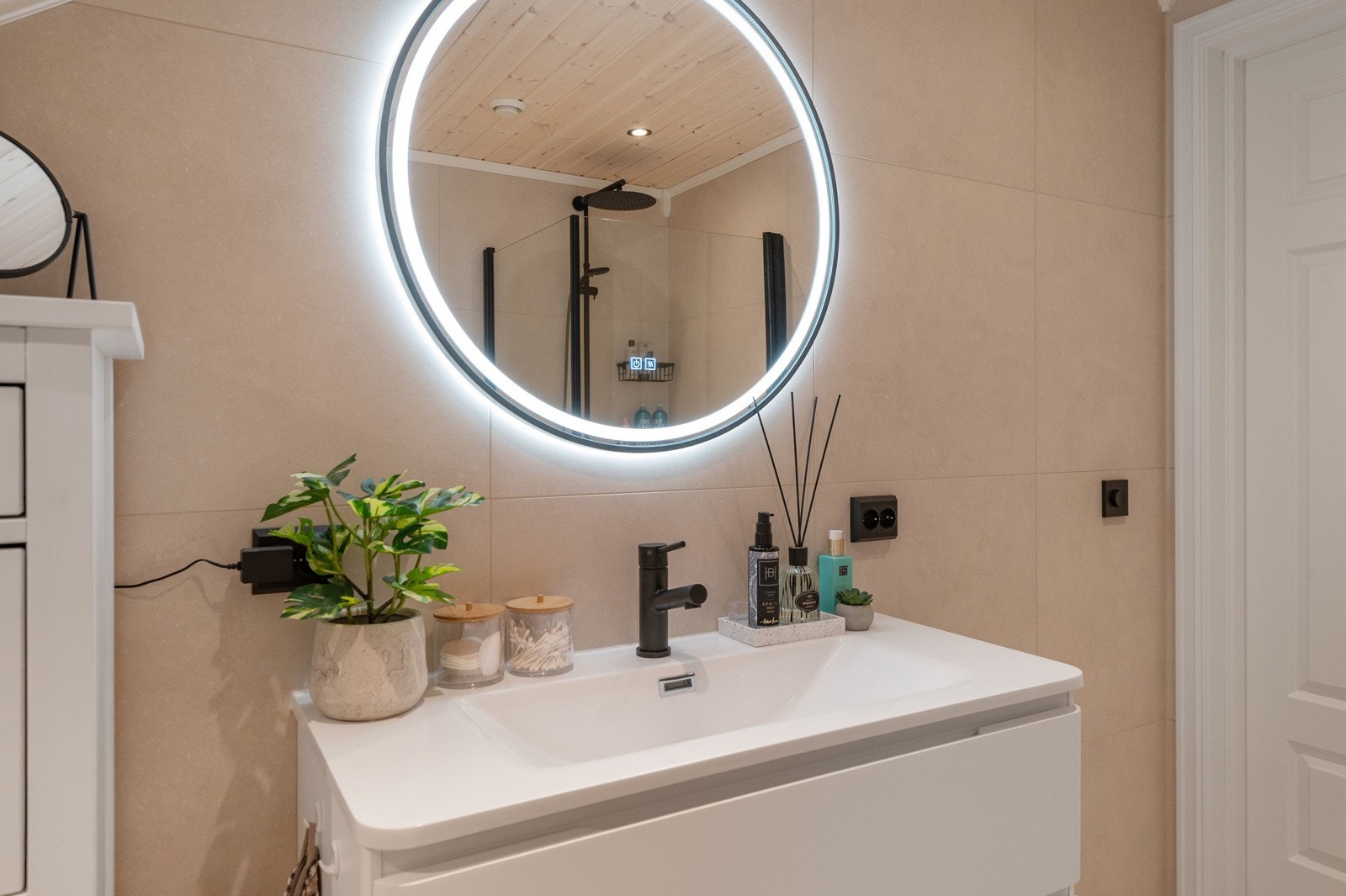 Baderomsinnredning bestående av servant, dusj med innfellbare dører i herdet glass, og toalett. Galleribilde