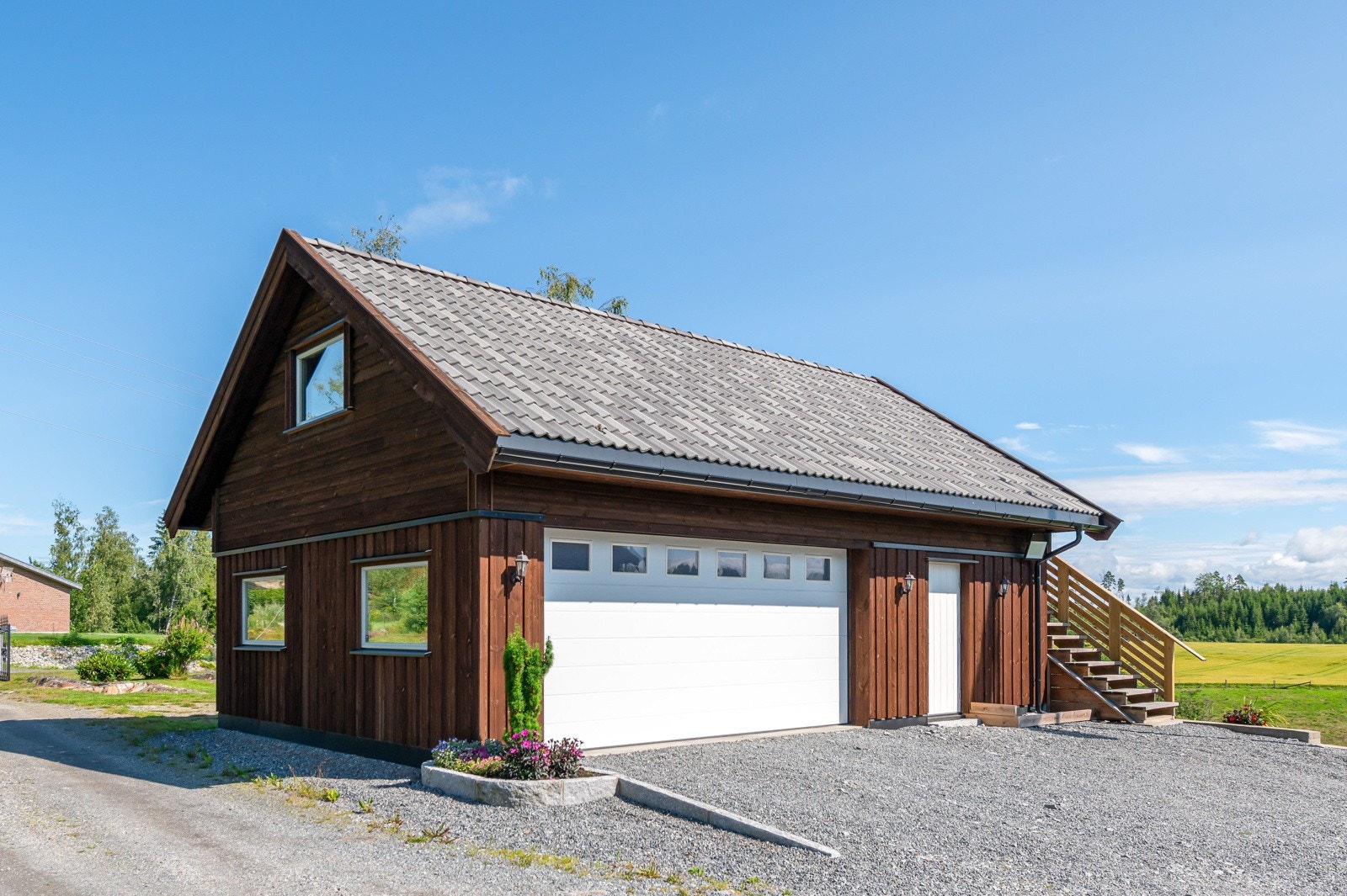 Dobbelgarasje. Det ligger elektriske varmekabler under garasjeport, men de er ikke tilkoblet. Galleribilde