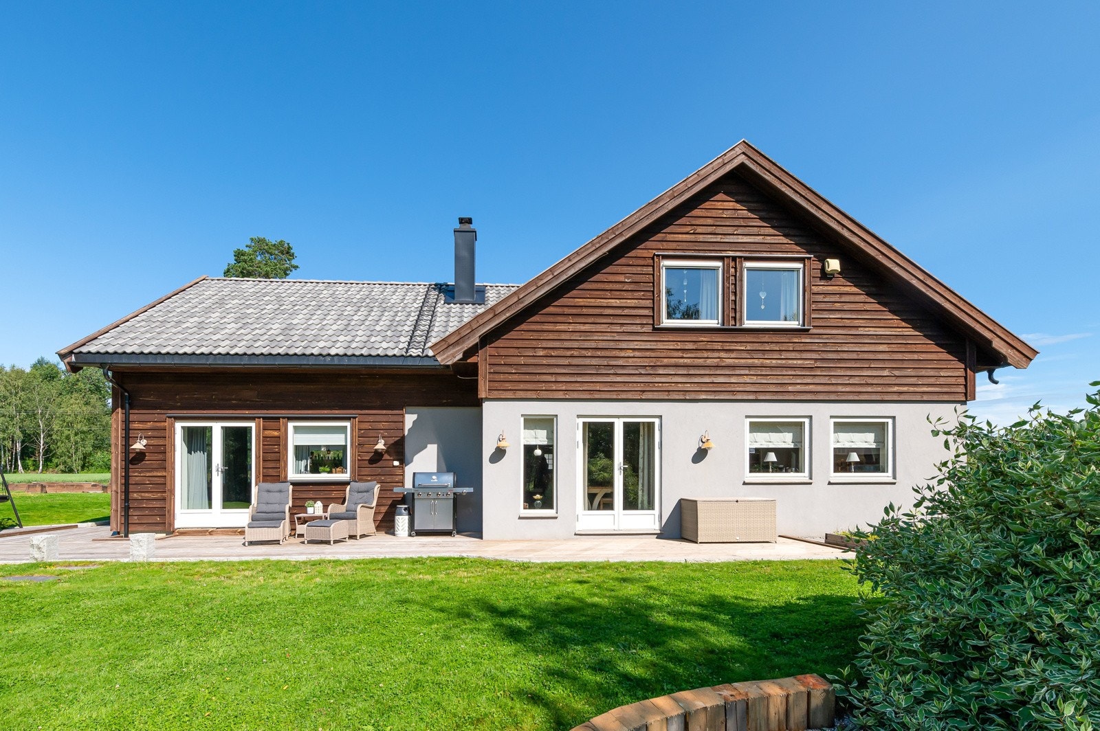 Det er lagt grensekabel for robotgressklipper i hagen bak huset. Galleribilde