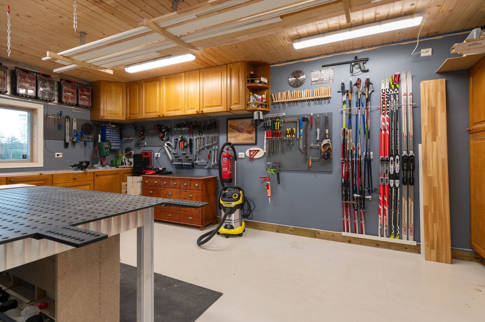 Garasjebod med elektriske vamrekabler i gulv. Galleribilde