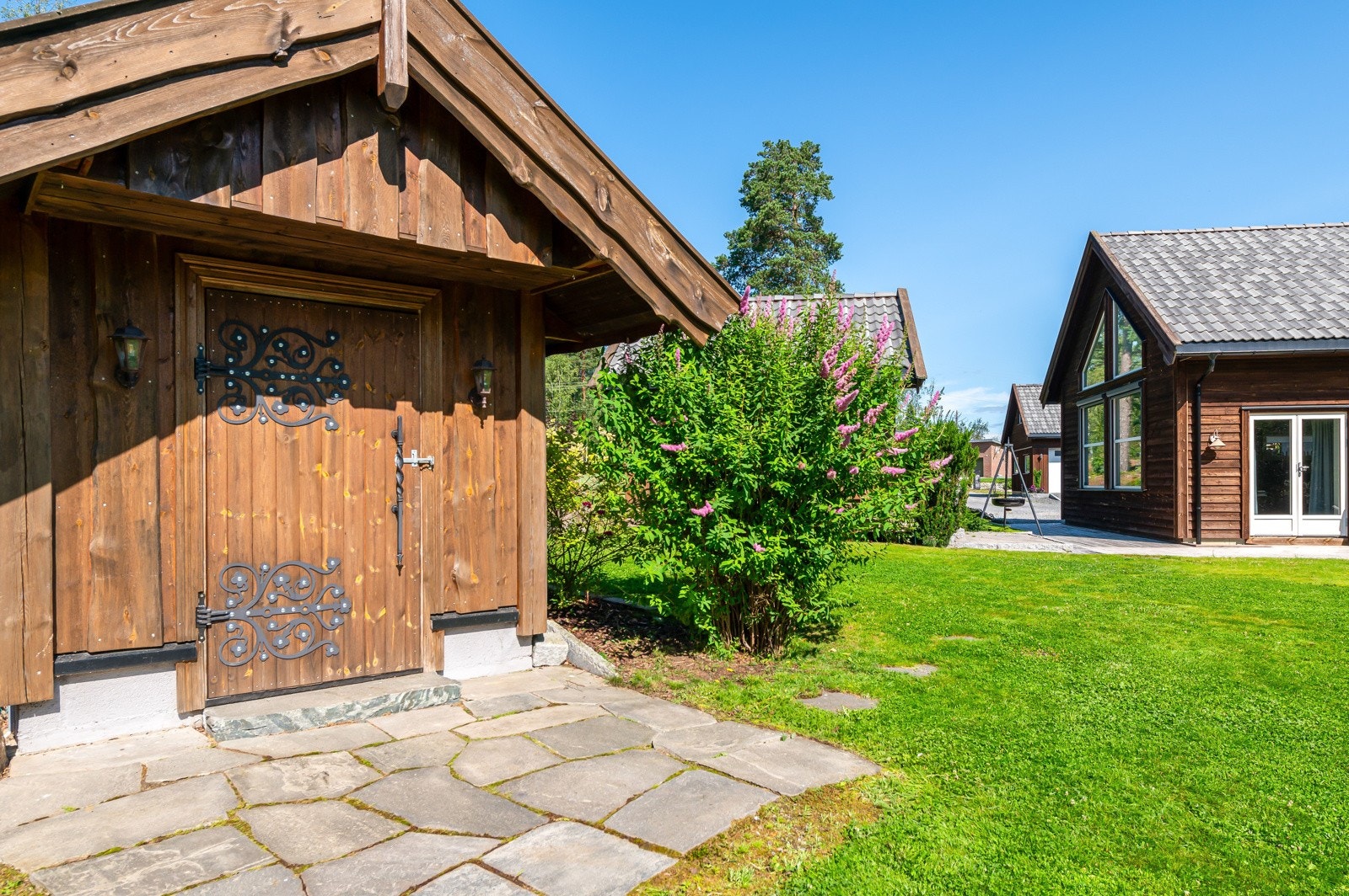 Det er lagt inn strøm i uteboden. Galleribilde