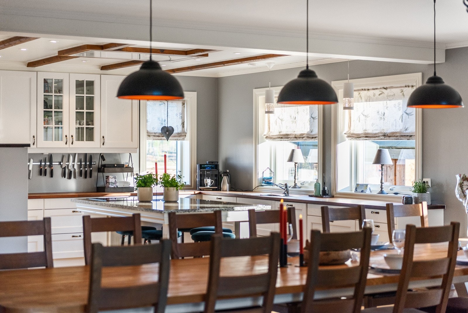 Videre inn til kjøkkenet. Galleribilde