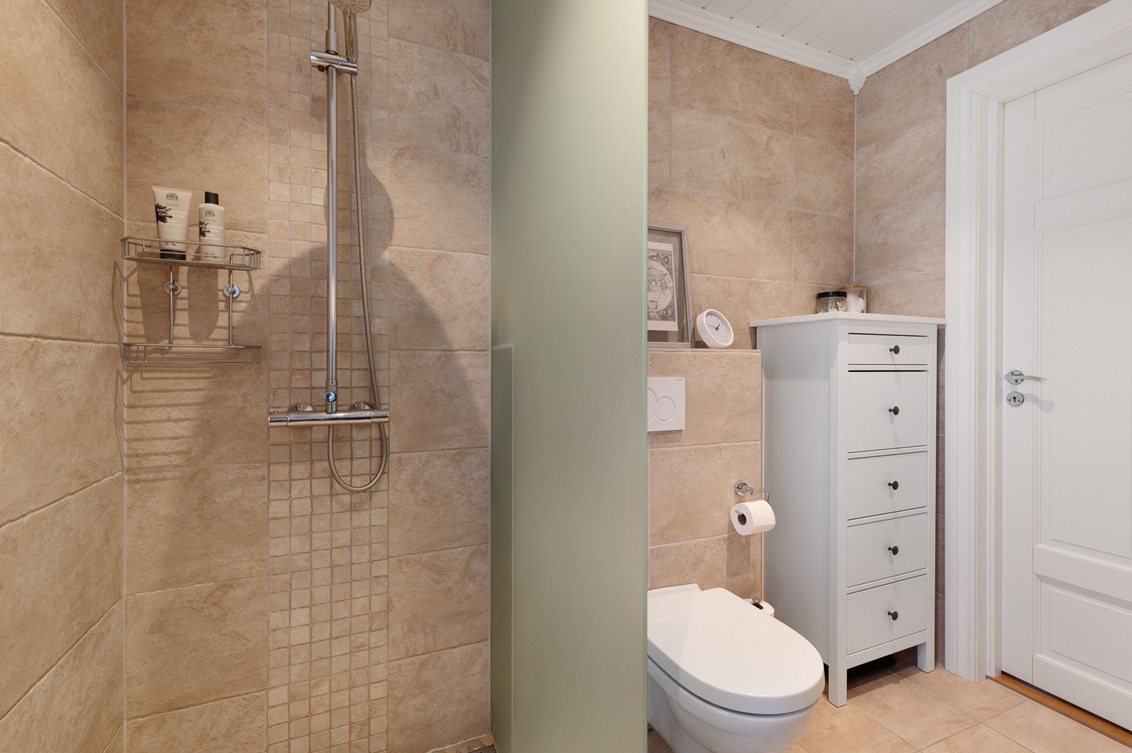 Innredet med dusjnisje med Purus rennesluk, servant og vegghengt toalett. Galleribilde