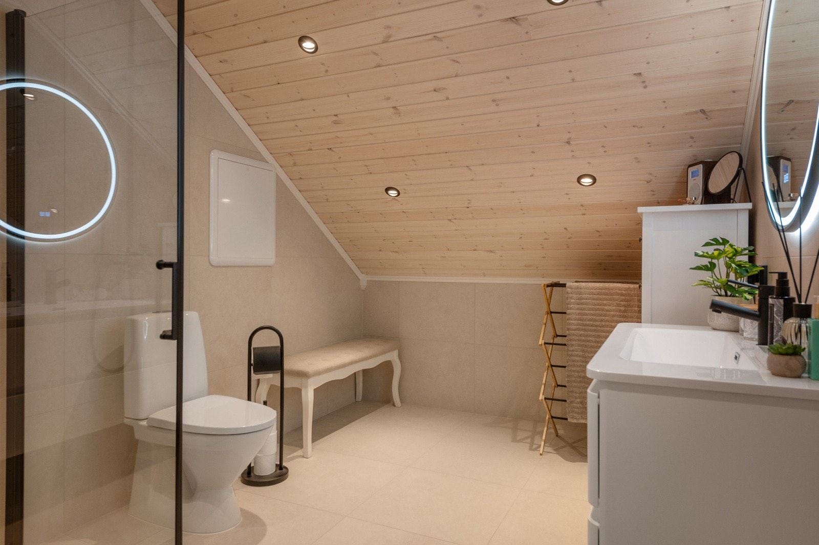 Bad 2 i lyse, fine farger med flislagte overflater og vannbåren gulvvarme. Galleribilde