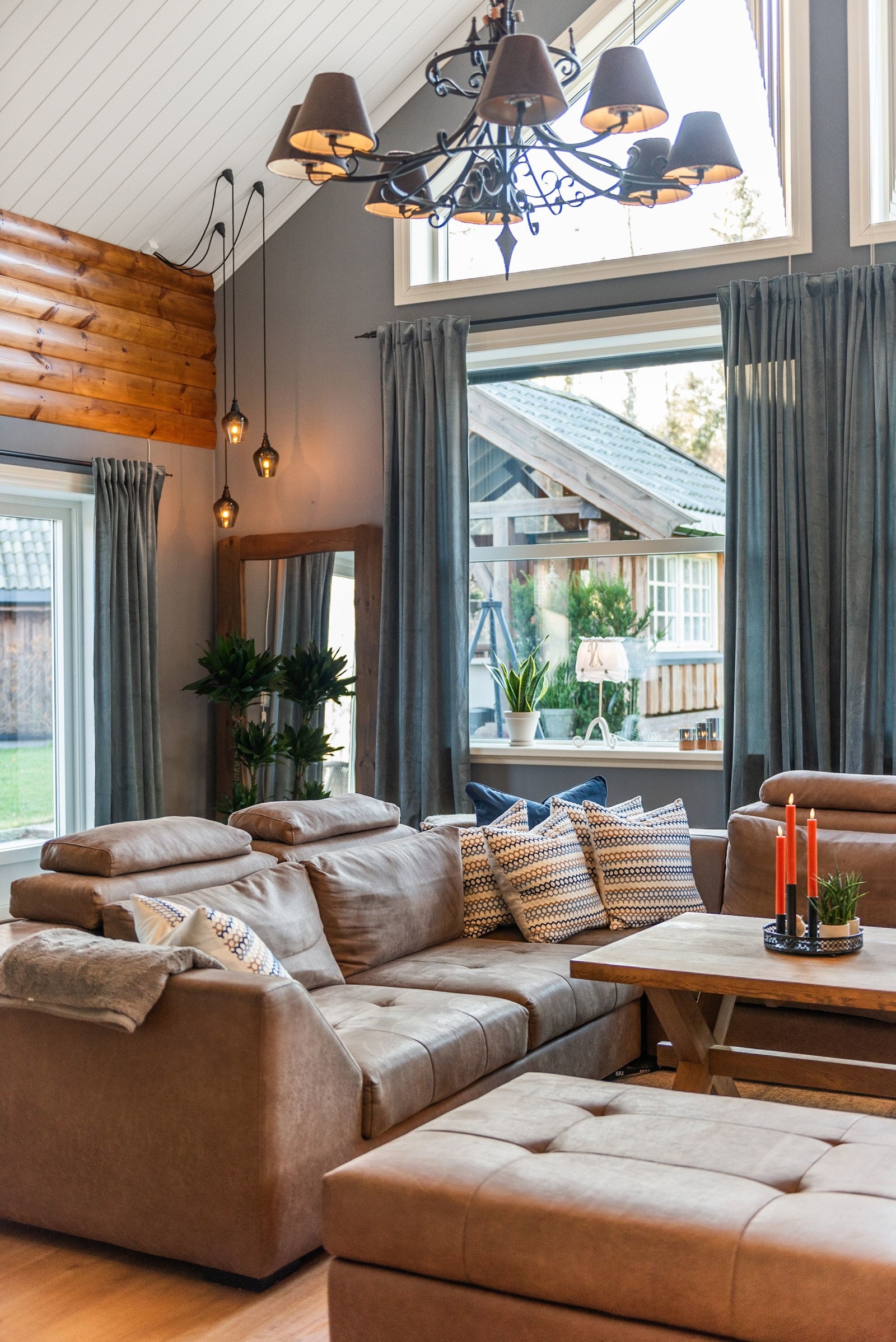 Det er utvendige motoriserte screens på de store vinduene i stuen. Galleribilde