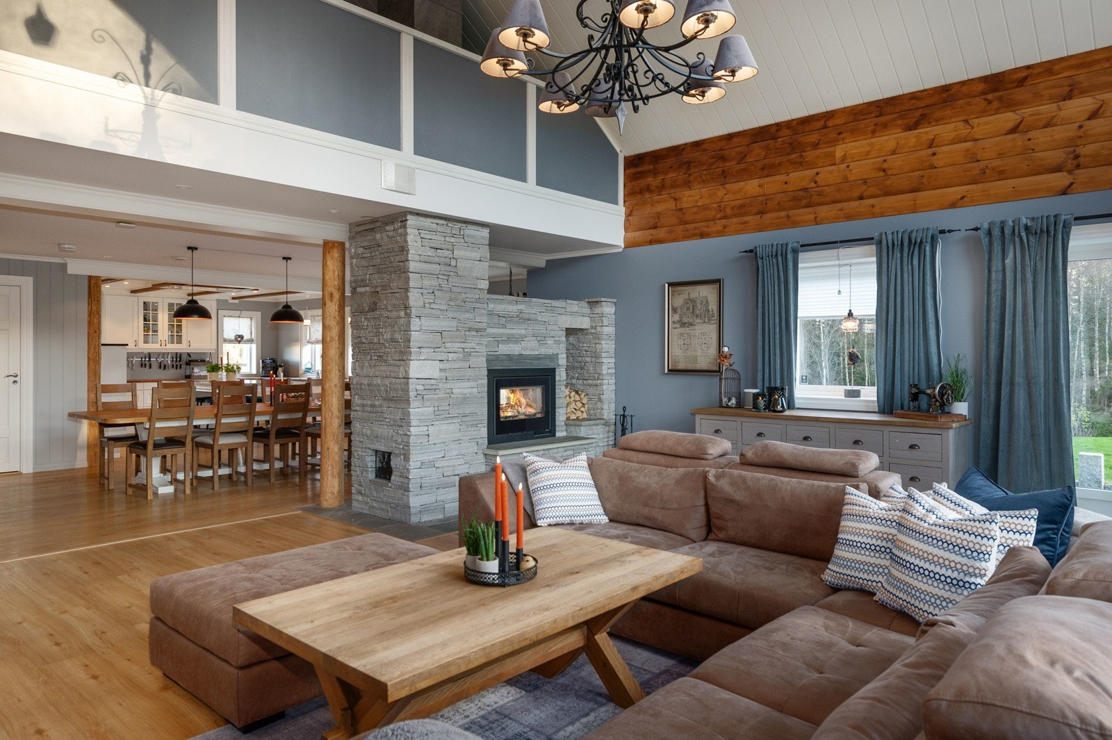 Stuen er enkel å møblere med en stor sofagruppe med salongbord, mediemøblement og tv. Galleribilde