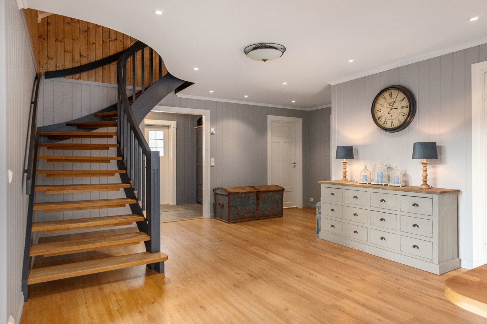 Flott tretrapp som tar deg opp til 2. etasjen. Galleribilde