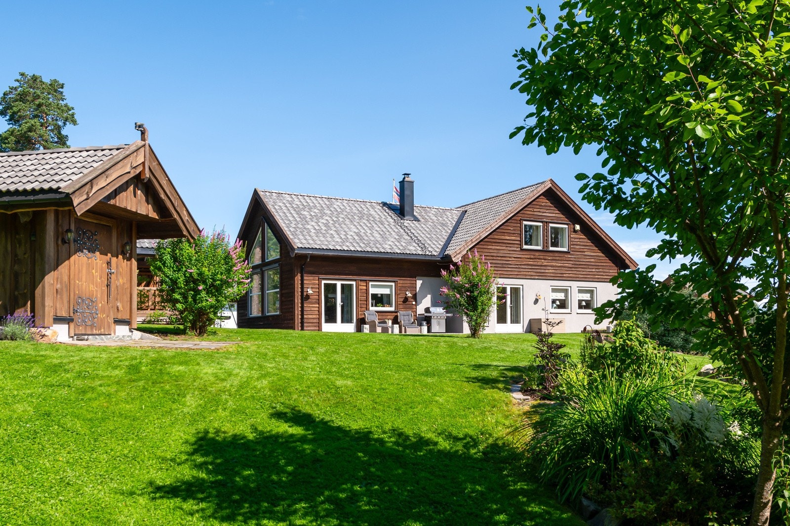 Landlig beliggende innerst i blindvei - meget pent opparbeidet tomt. Galleribilde