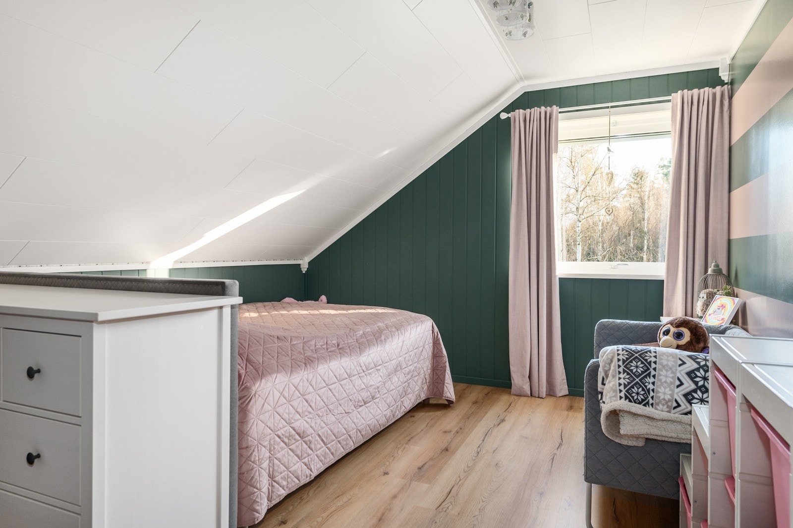 Boligen inneholder totalt 5 soverom hvorav 4 av de ligger i 2. etasjen. Galleribilde