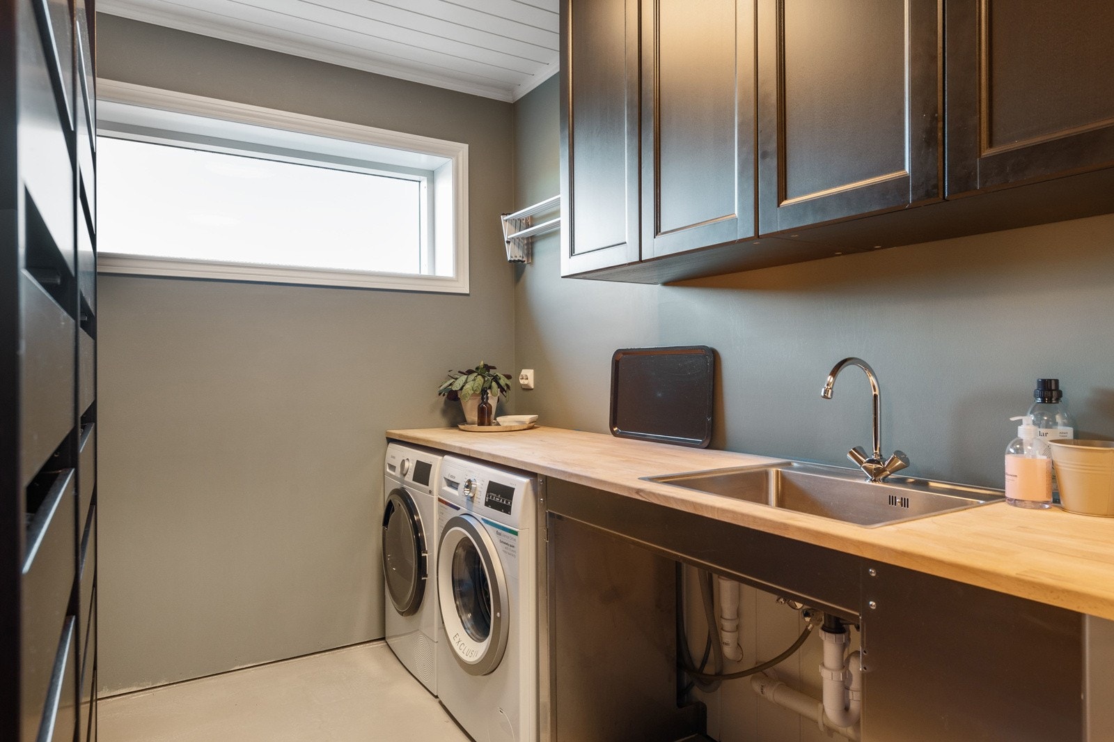 Det er opplegg for både vaskermaskin og tørketrommel. Galleribilde