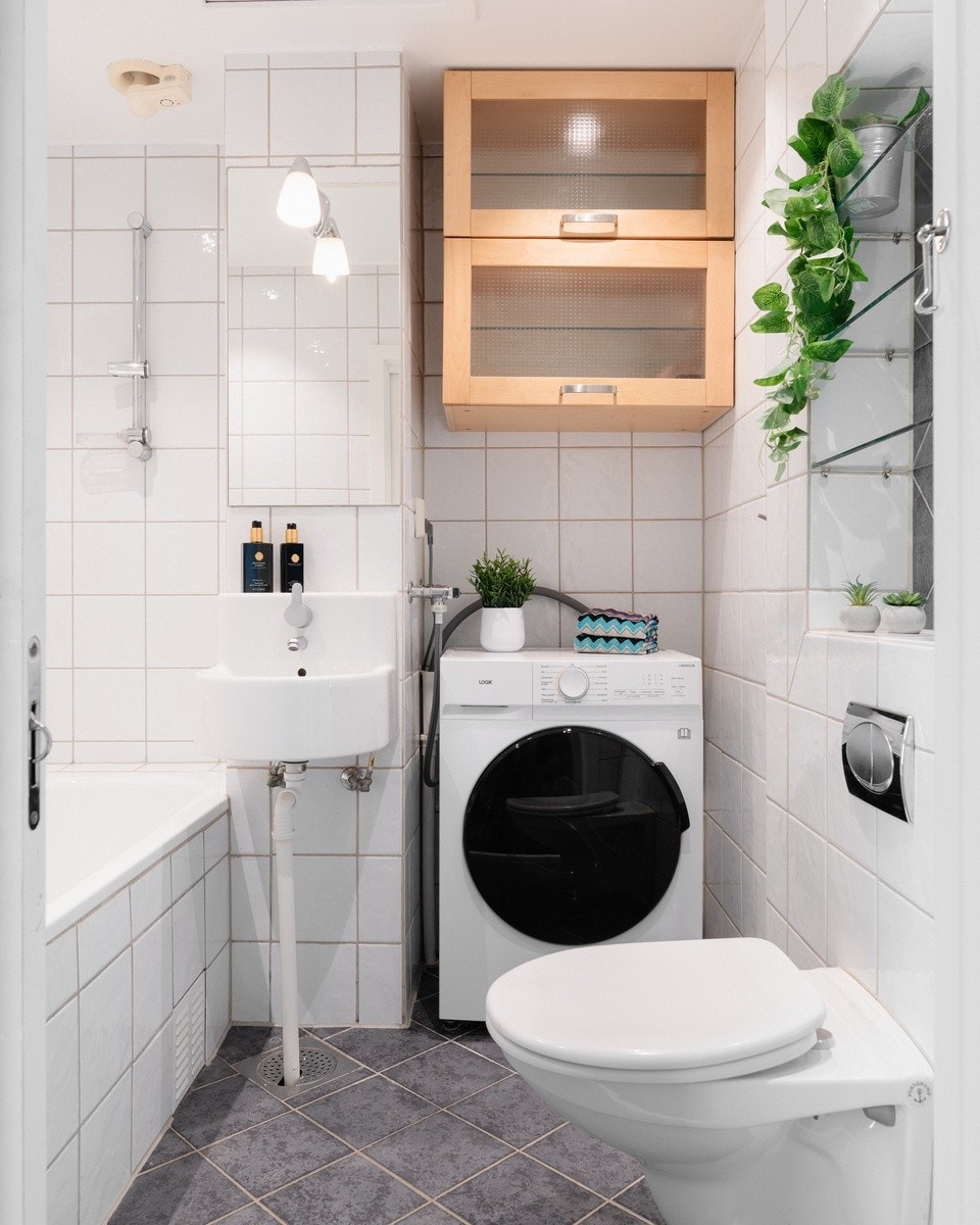 Bad med kombi vaskemaskin og tørketrommel Galleribilde