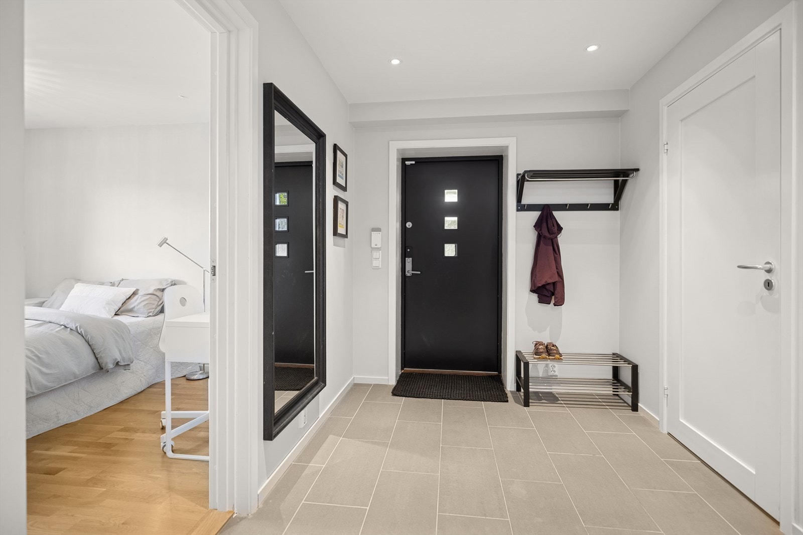 Boligen har både inngang i underetasjen og i 1. etasje- mørkebrun ytterdør med glassfelt. Galleribilde