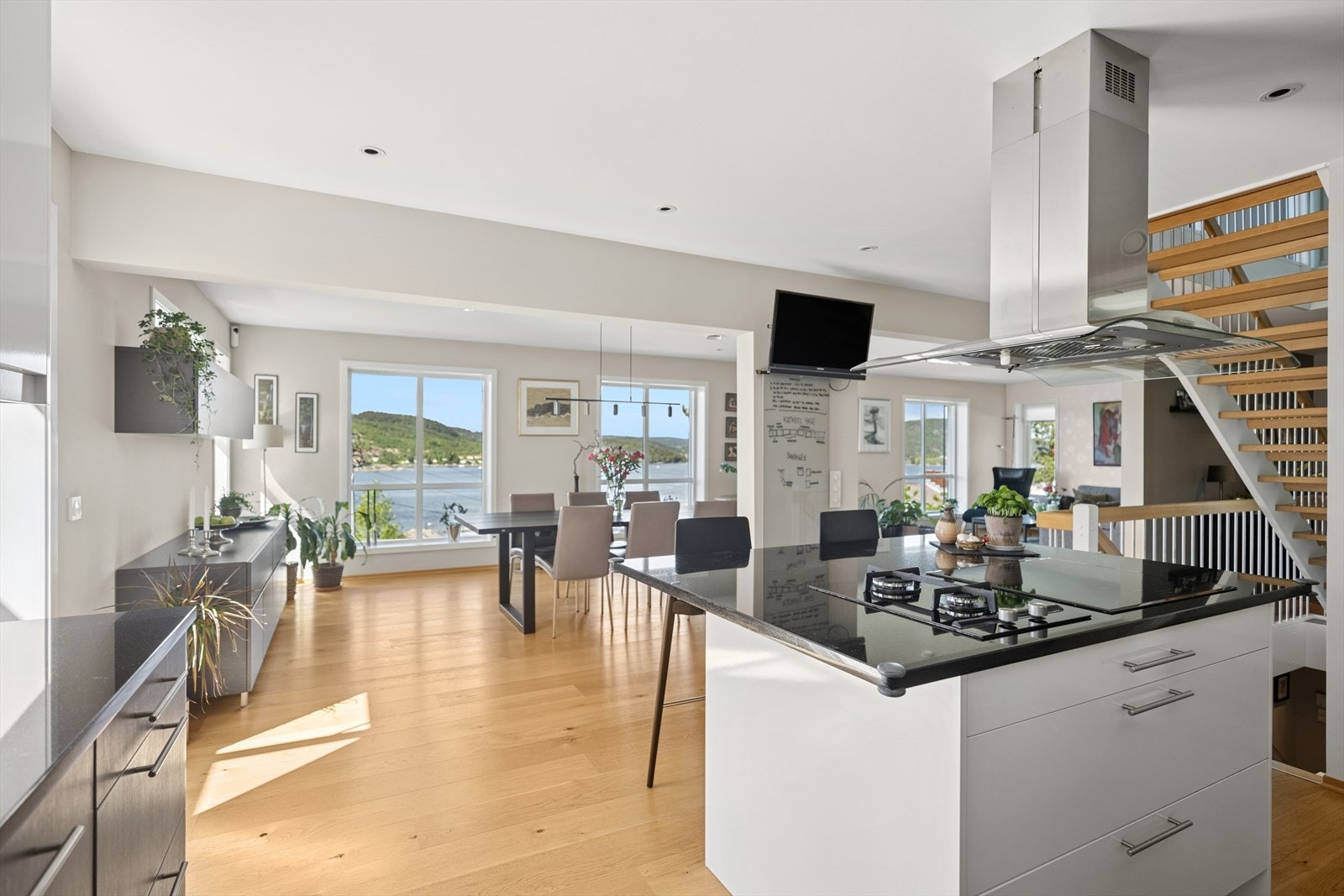 Stilig plassbygget kjøkken som fremstår både moderne og tidløst. Galleribilde