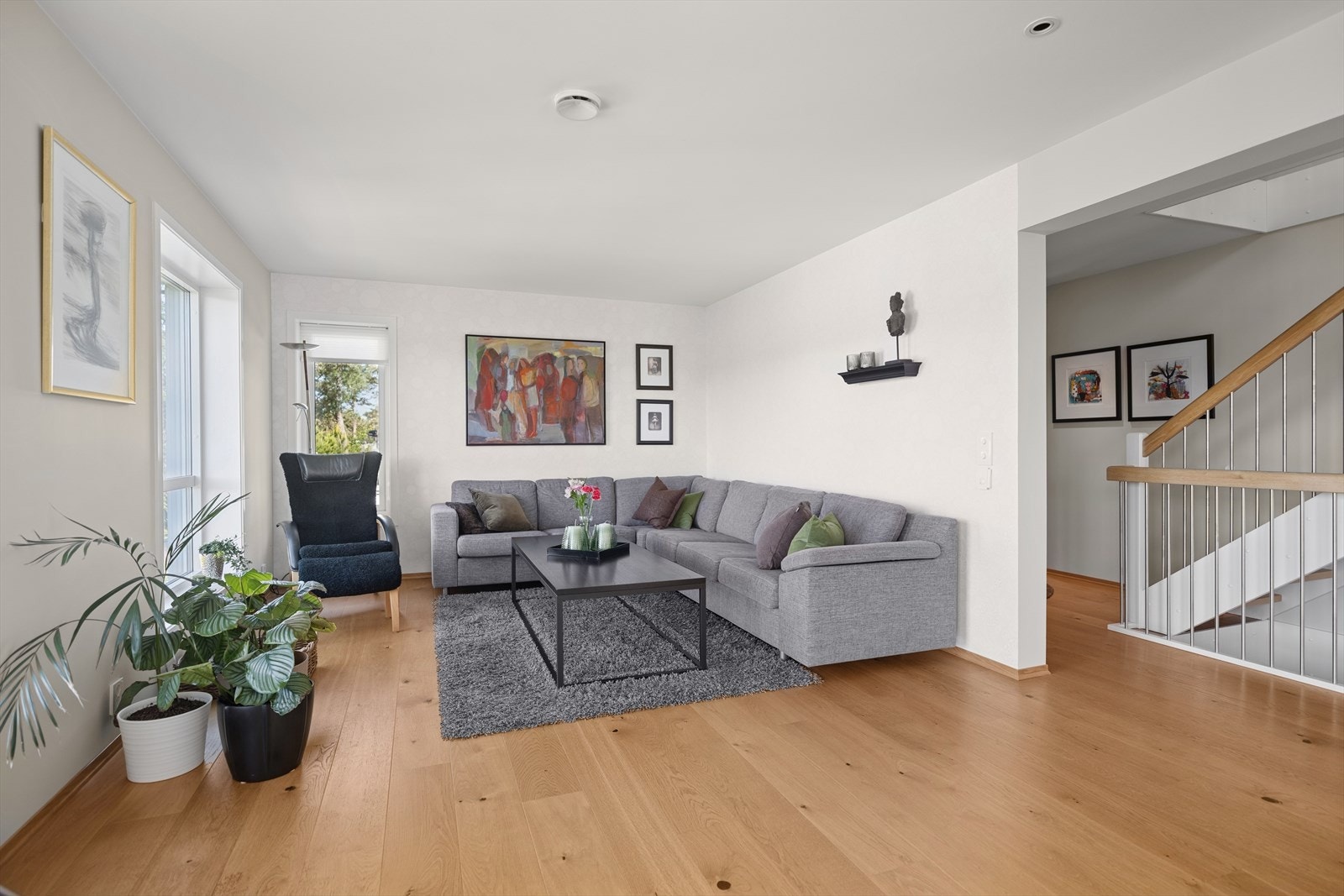 Veggene er malt i delikate lyse fargenyanser, og gulvet er dekket med lekker enstavs parkett som gir en lun atmosfære. Galleribilde