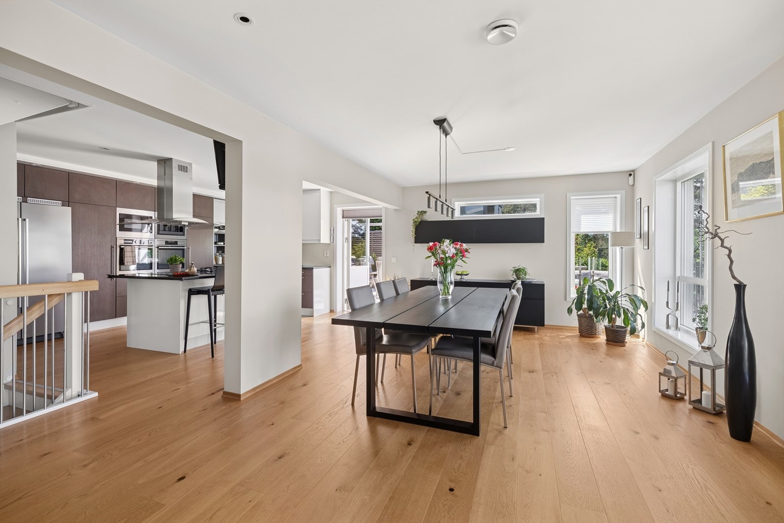 Fra stuen er det terrassedør ut til svært tiltalende terrasse med tregulv. Galleribilde