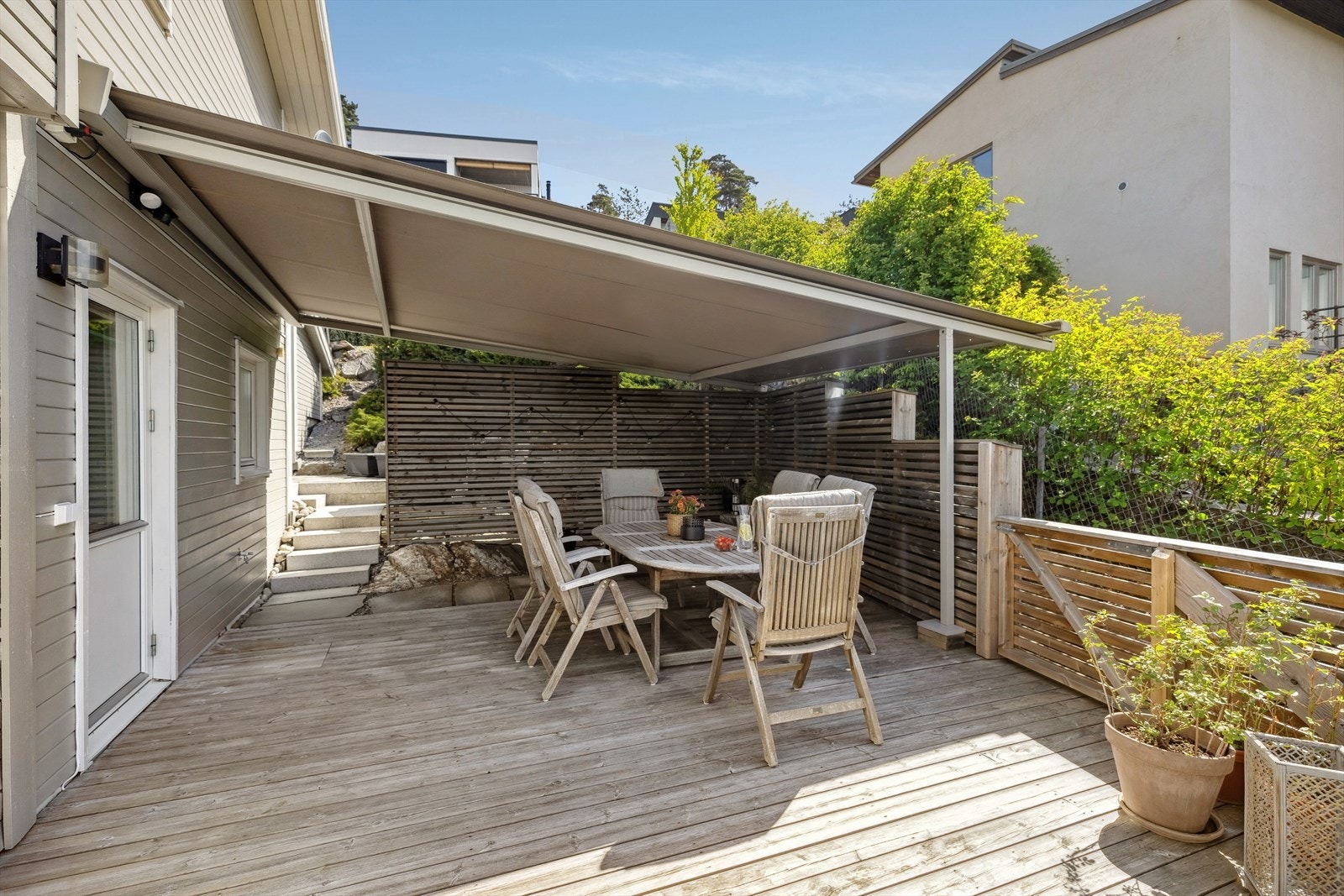 Terrassen i 1. etasje har både levegg og solskjerming. Galleribilde
