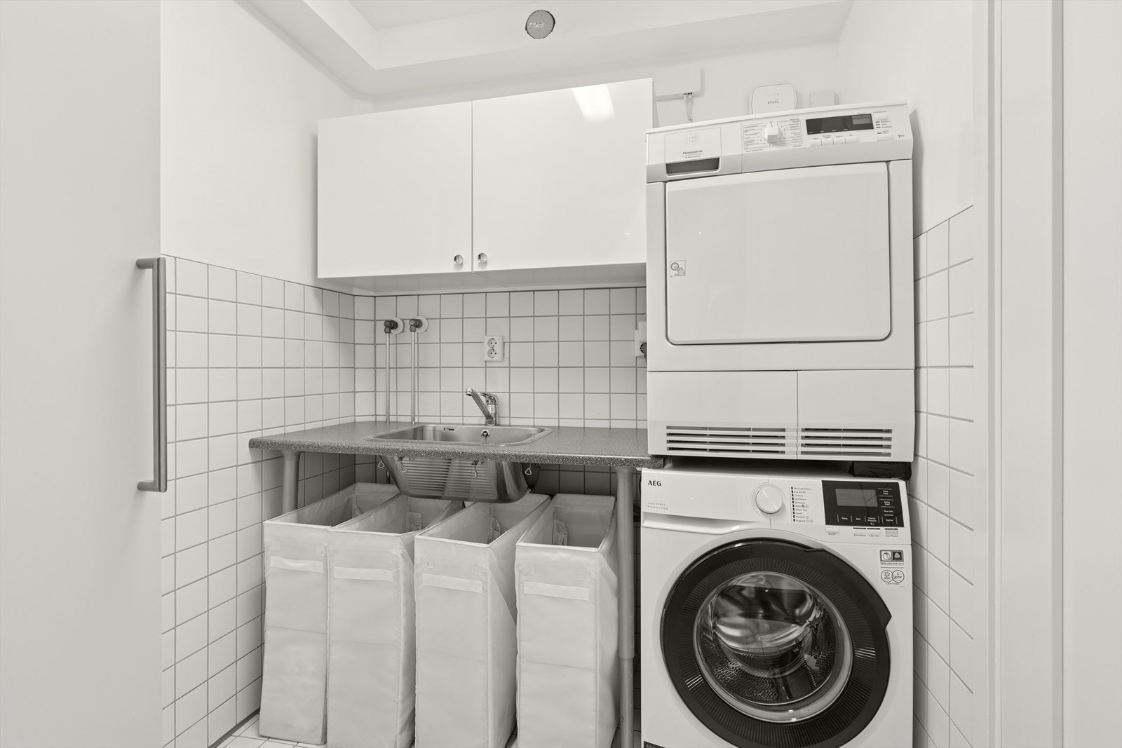 Praktisk vaskerom med skap og utslagsvask. Galleribilde