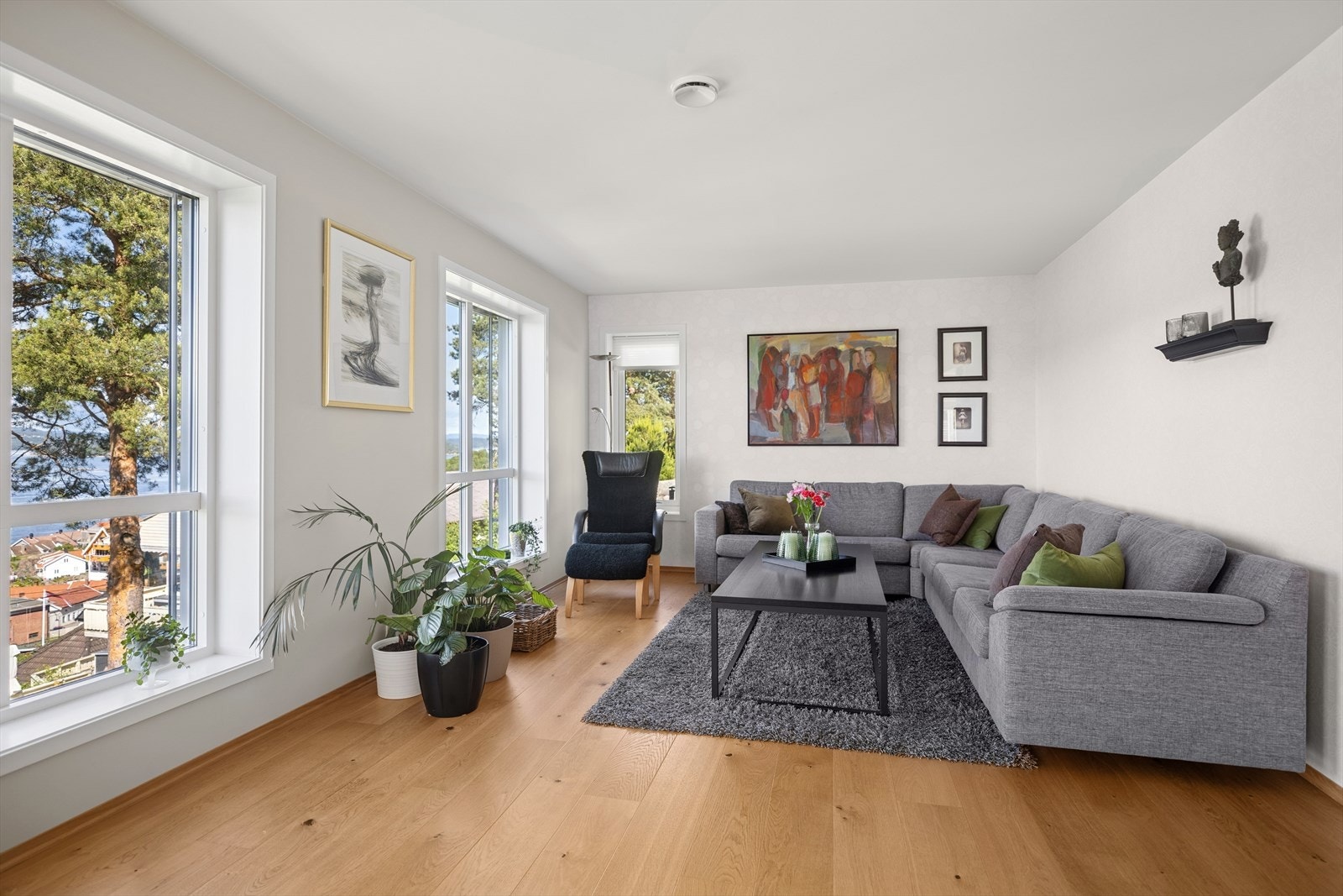 Stuen kan naturlig deles inn i flere soner og er godt egnet for flere sittegrupper. Galleribilde