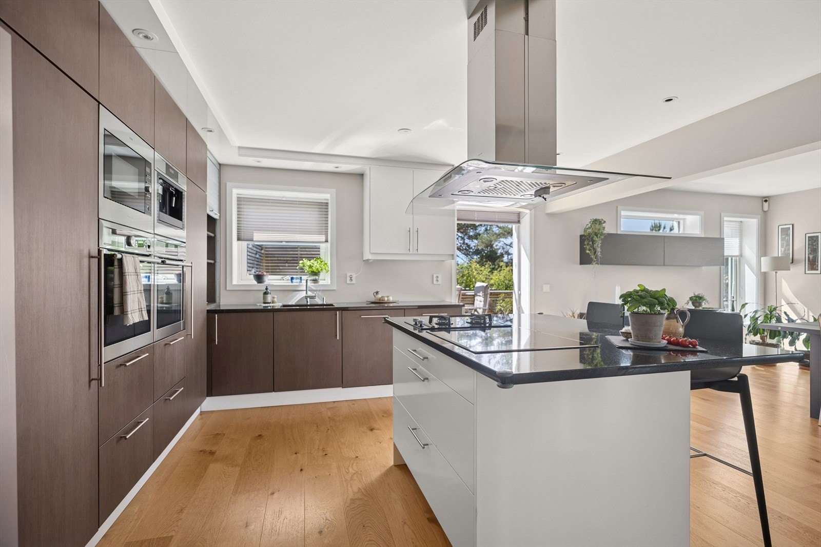 Praktisk kjøkkenøy med ekstra plass og sitteplasser. Galleribilde