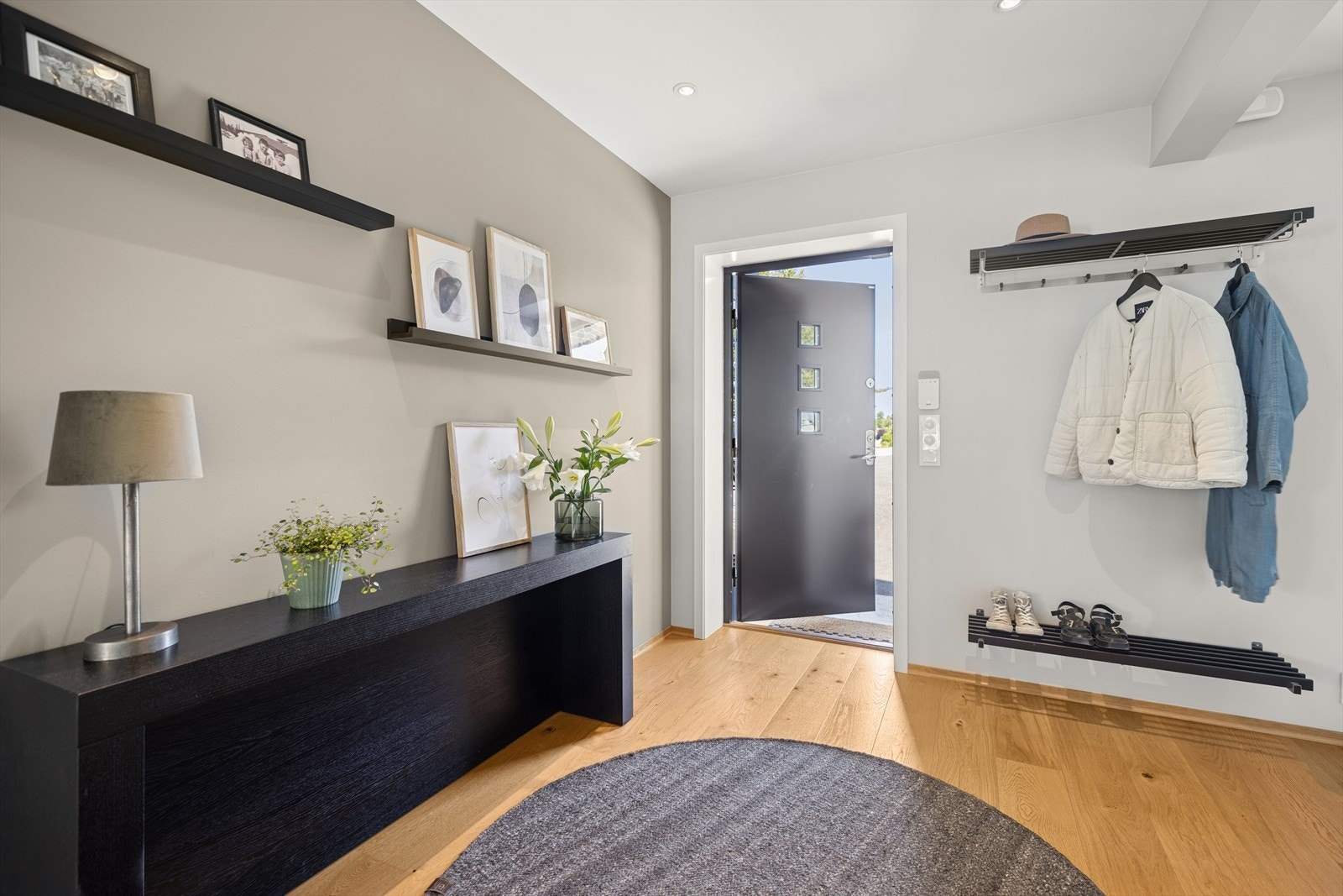 Innenfor døren i 1. etasje ønskes du velkommen av en romslig og hyggelig hall. Galleribilde