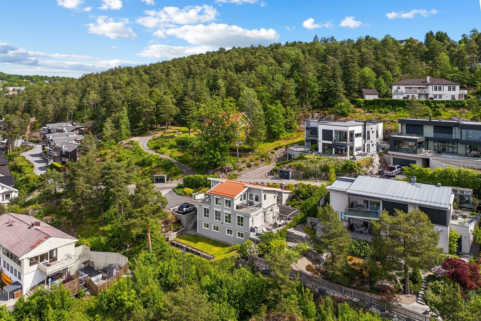 Eiendommen er beliggende i et veletablert og familievennlig boligområde, like utenfor Drøbak sentrum. Galleribilde