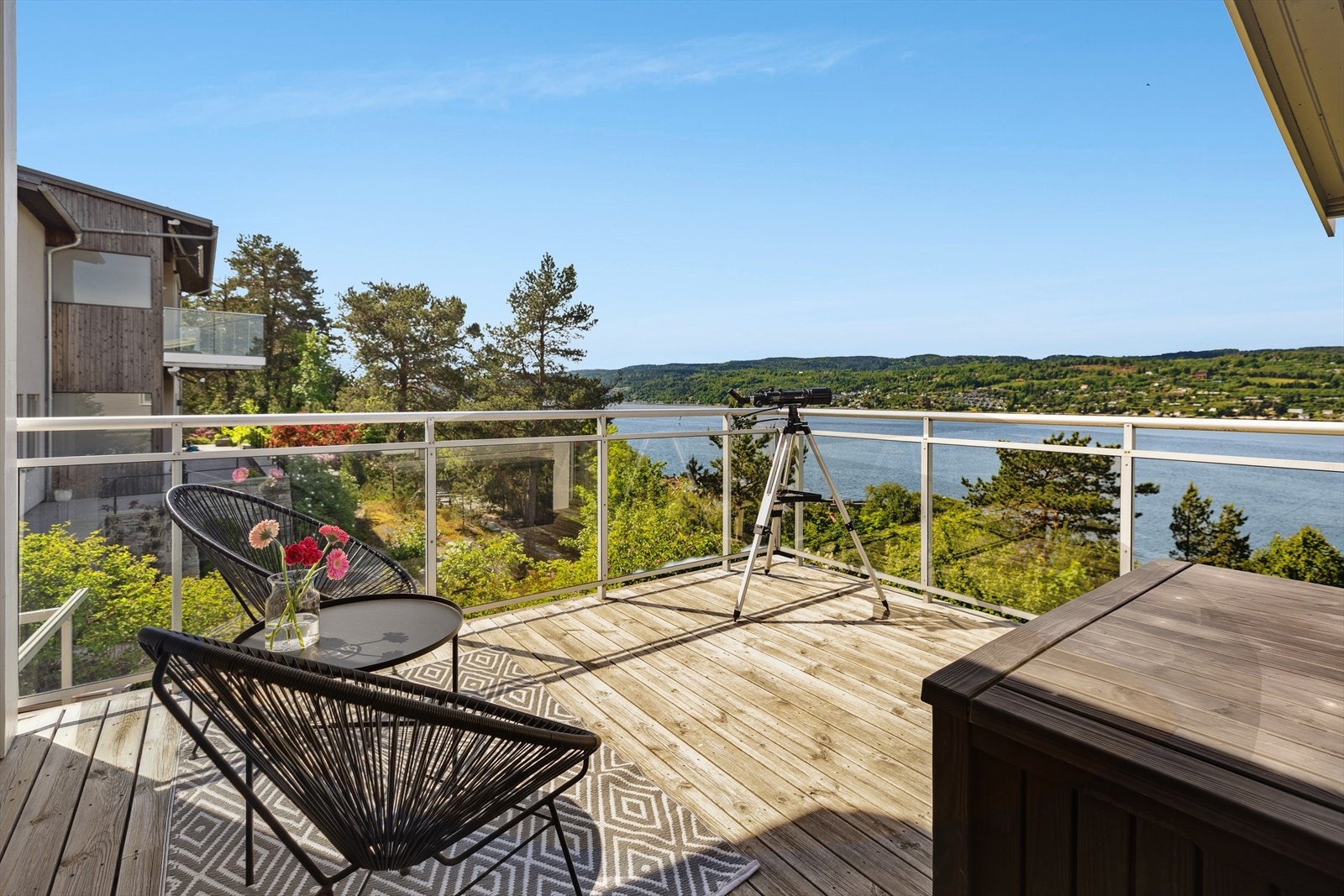 Terrassene i 2. etasje har tredekke og glassrekkverk. Galleribilde