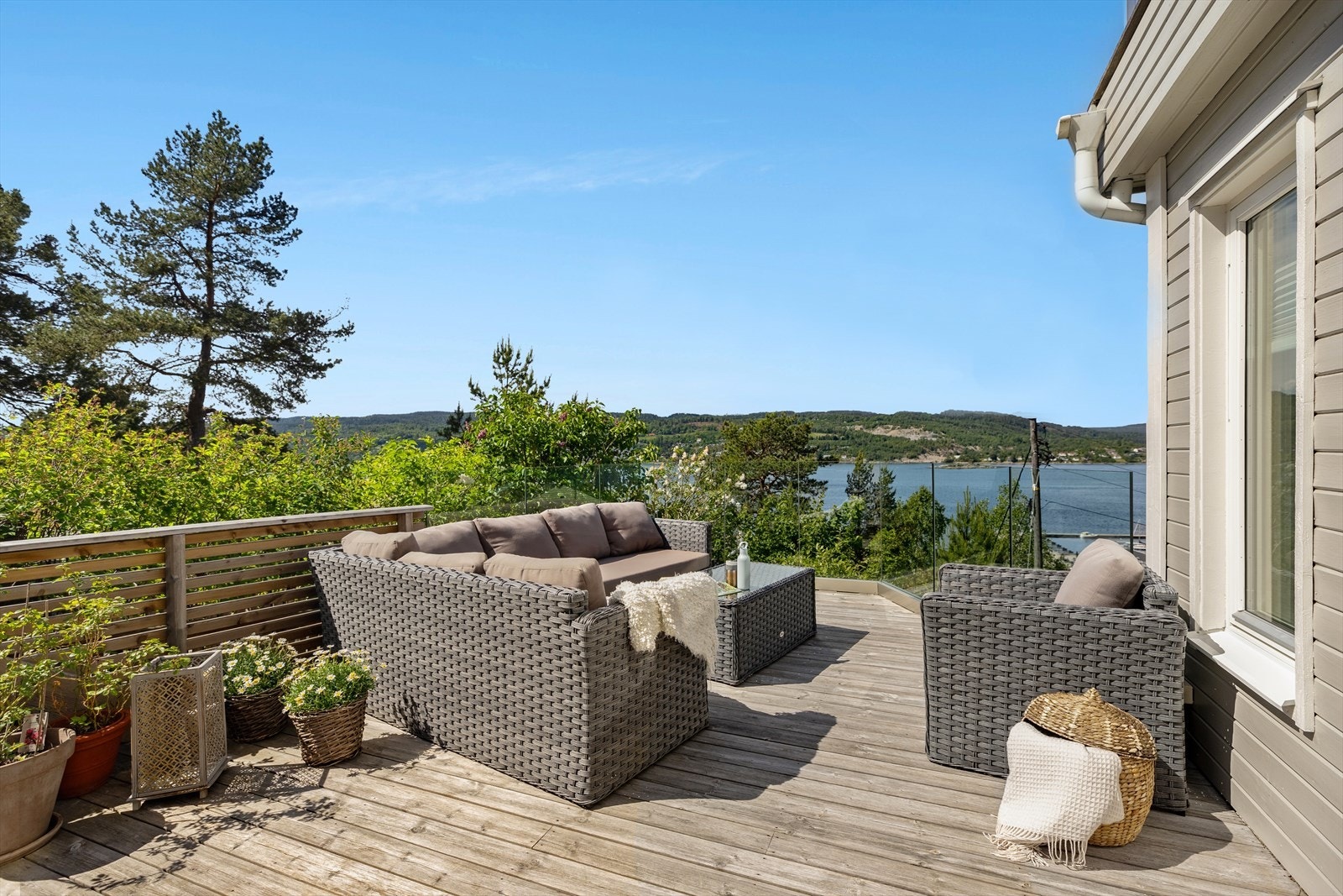 Boligen har flere hyggelige uteplasser med nydelige solforhold og unik utsikt! Galleribilde