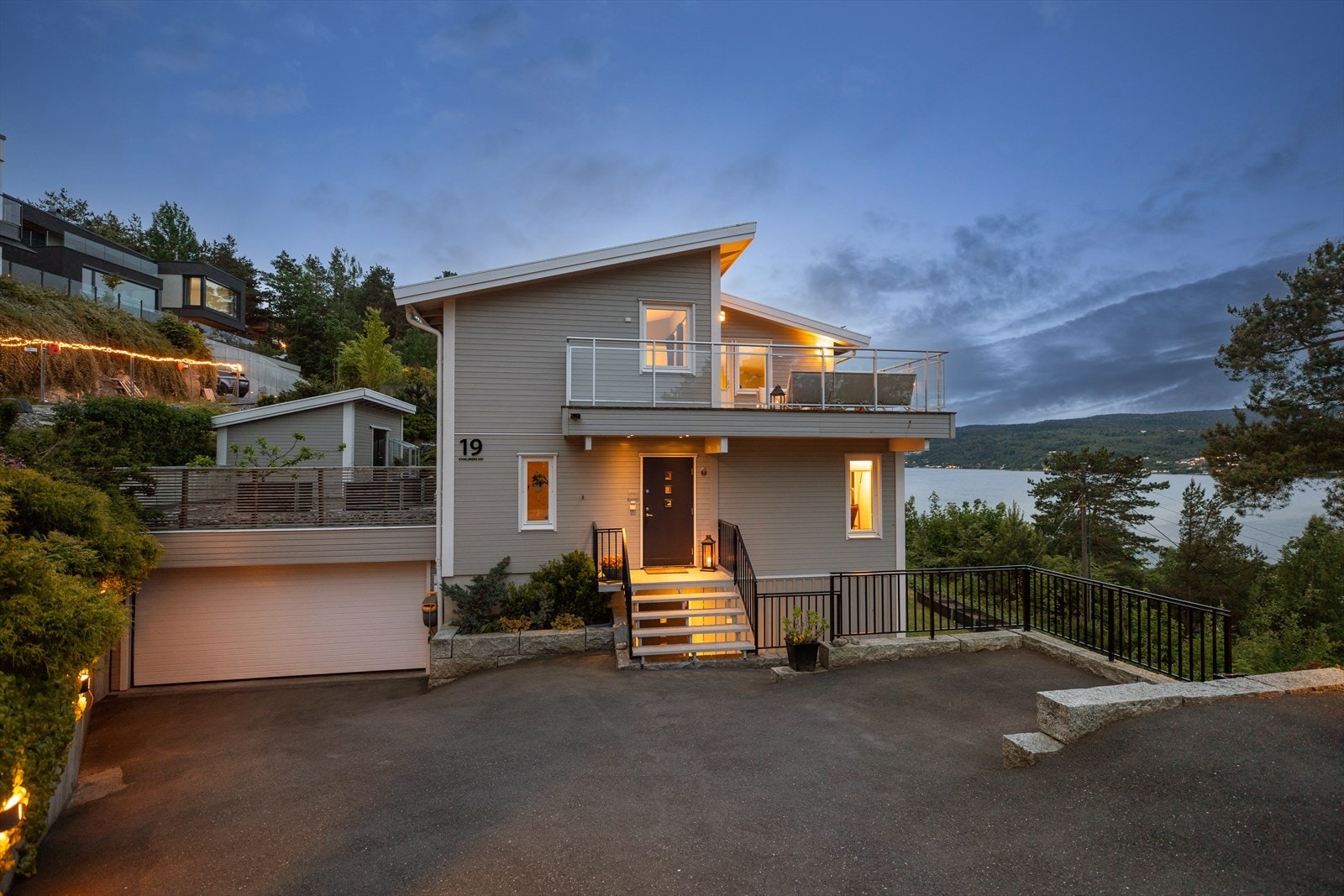 Det er både oppvarmet kjørespor og gangvei som leder ned til garasjen og inngangspartiet. Hver av disse har sin egen kurs og kan fjernstyres via en app. Galleribilde