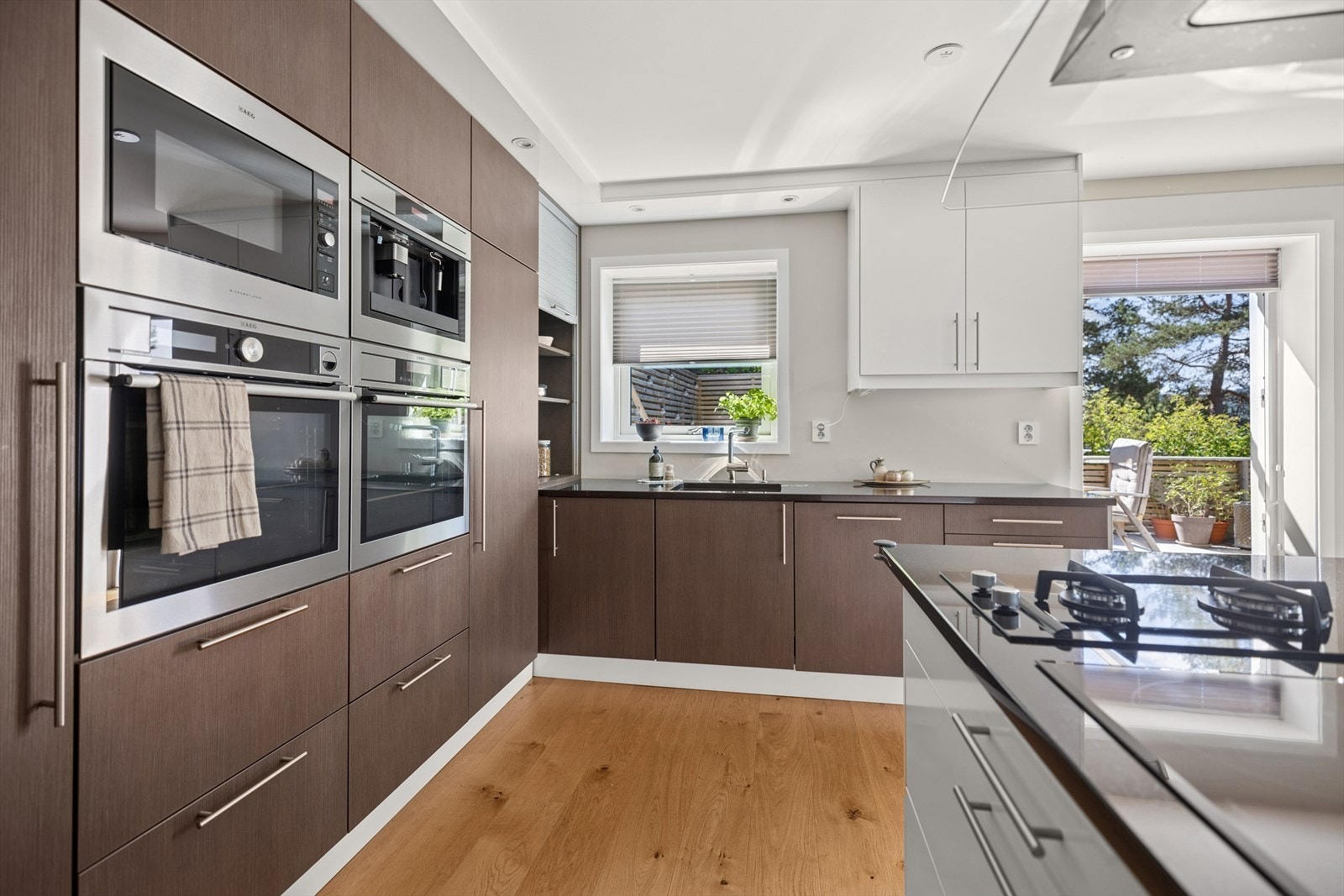 Innredningen består av glatte fronter og det er lekker stein benkeplate med underlimt vask av sort kompositt. Galleribilde