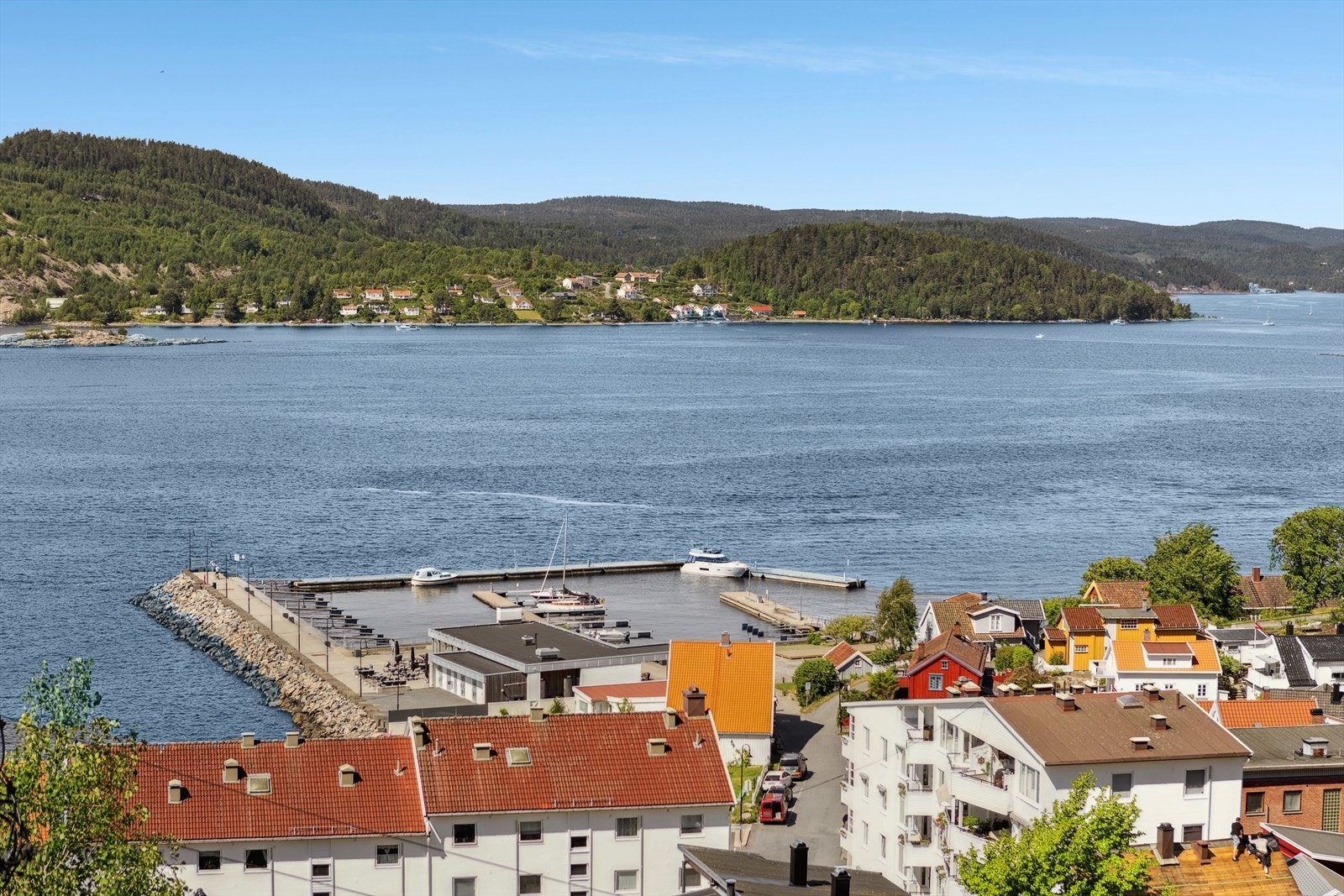 Her kan du se cruisetrafikken og båter seile forbi. Galleribilde