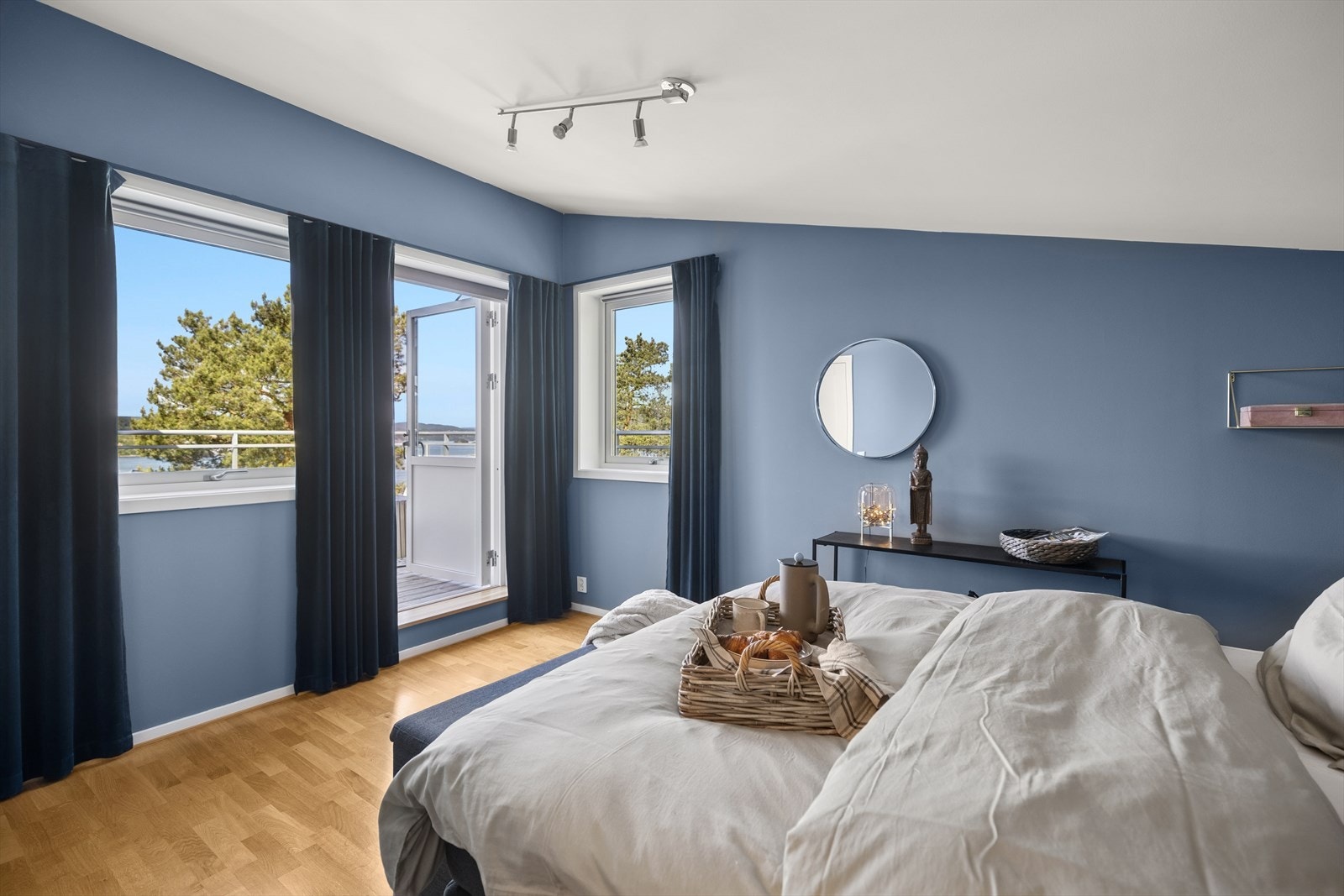 Hovedsoverommet har en praktisk løsning med eget garderoberom/bod (walk-in closet) og direkte adkomst til terrasse. Galleribilde