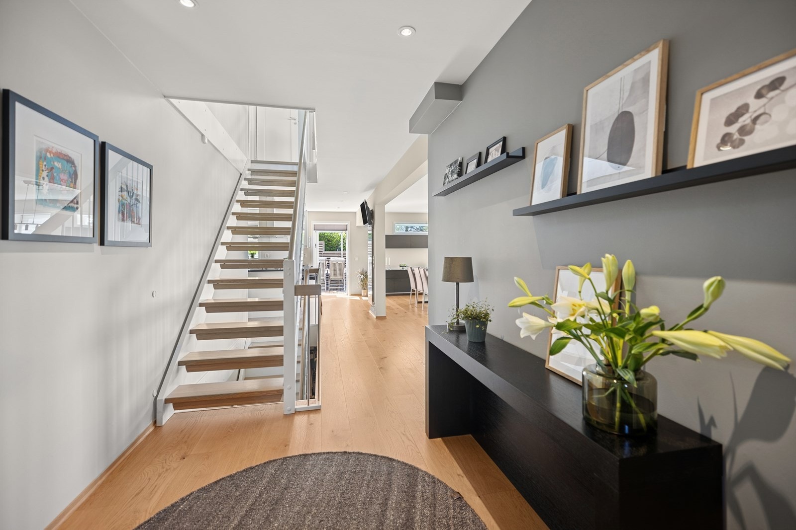 Fra hallen er det tretrapp til 2. etasje med åpne trinn. Galleribilde