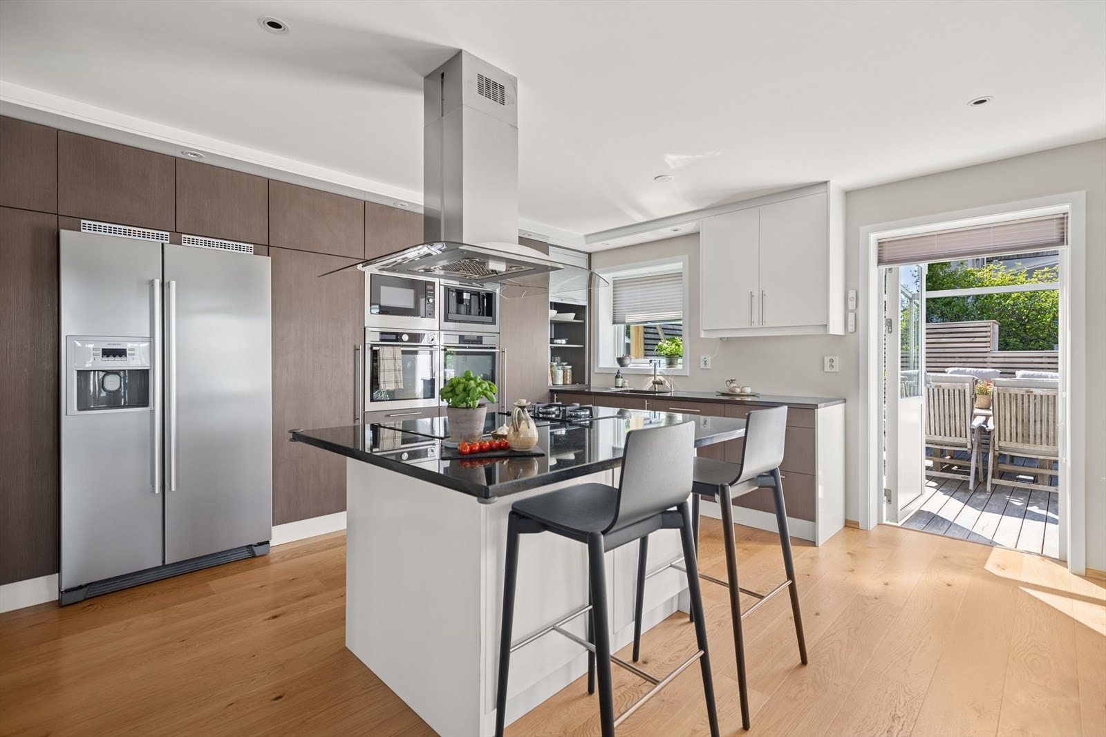 Innredningen har avsatt plass til hvitevarer bestående av stekeovn, microovn, induksjon koketopp, kaffemaskin og oppvaskmaskin. I tillegg er det kjøleskap og fryseskap i praktisk nisje. Galleribilde