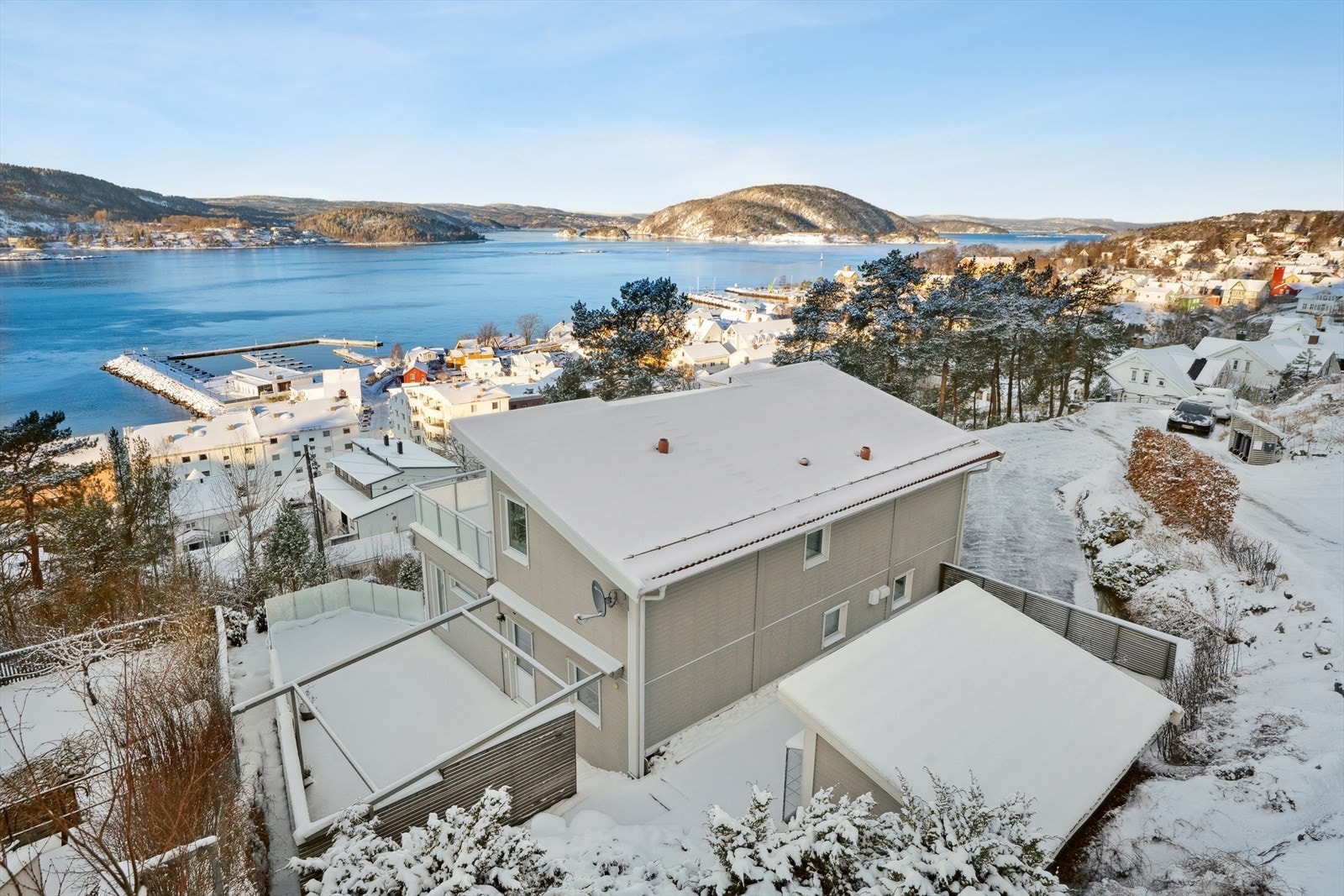 Meget romslig terrasse tilhørende 1. etasje Galleribilde
