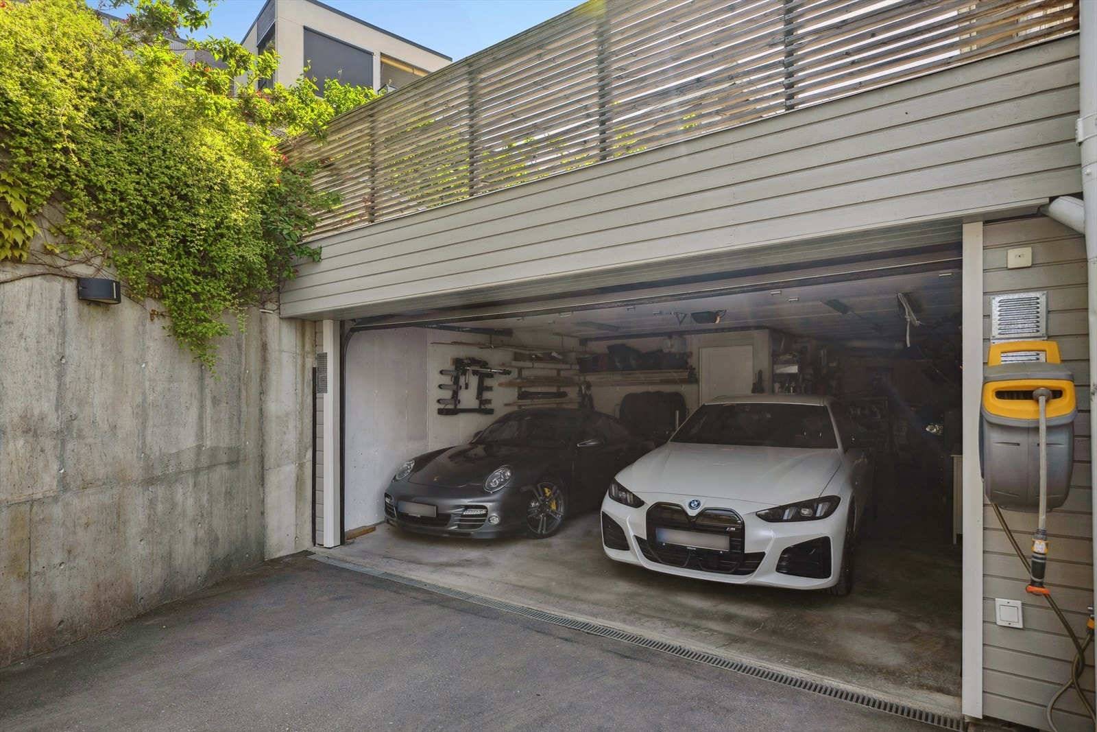 Stor praktisk garasje med mye plass Galleribilde