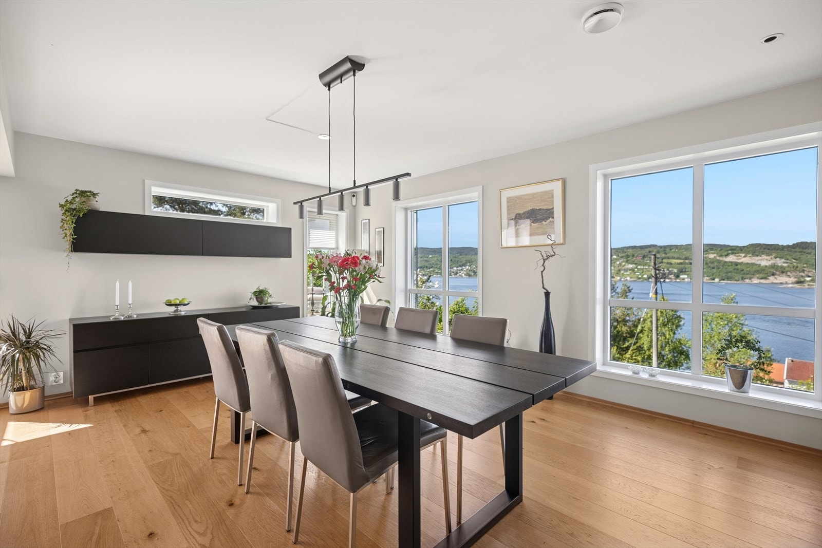 Stuene er lyse og romslige med gode lysforhold. Galleribilde